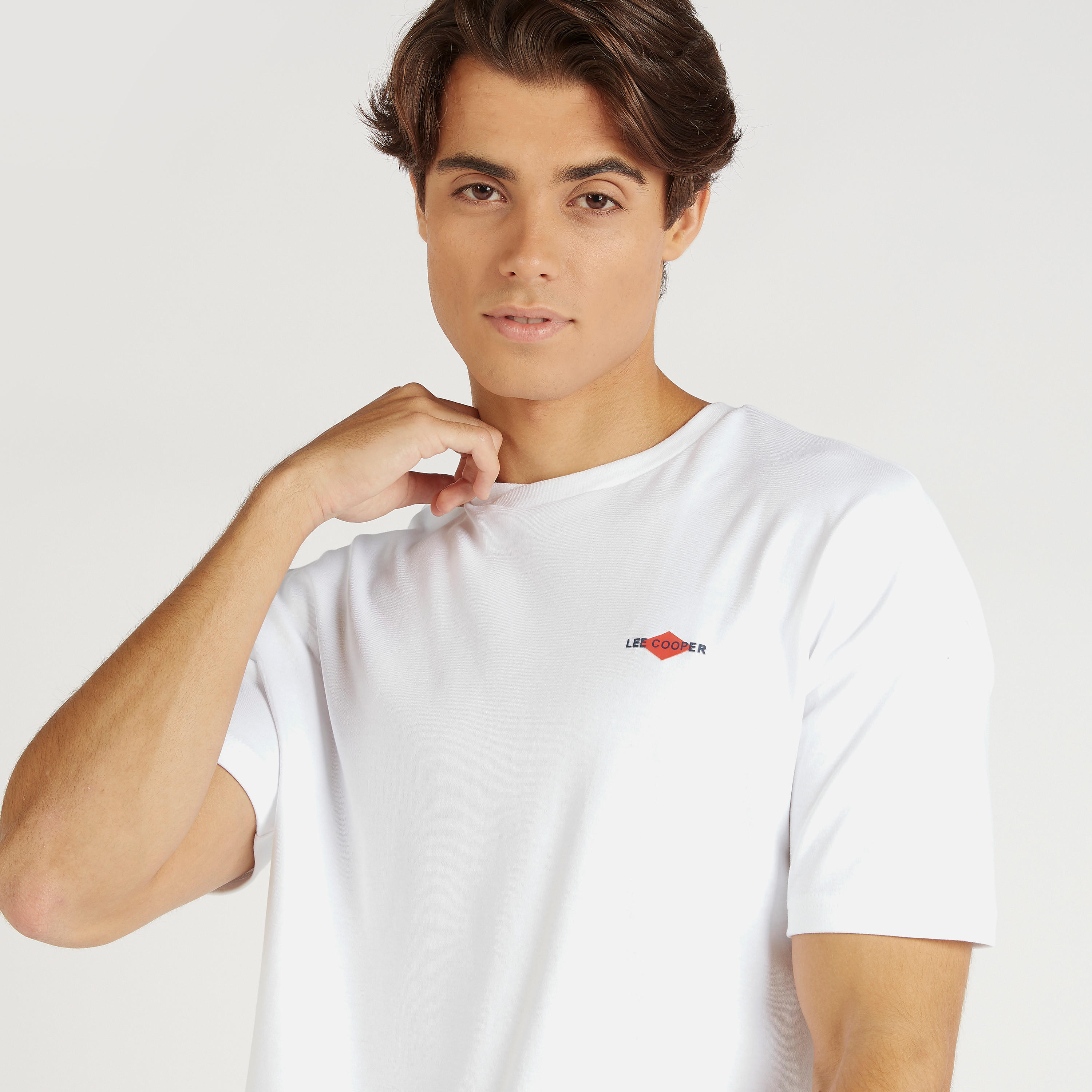 تيشيرت بياقة ضيّقة وطبعات من لي كوبر-men-clothing-tshirtsandpolos-tshirts-image-2