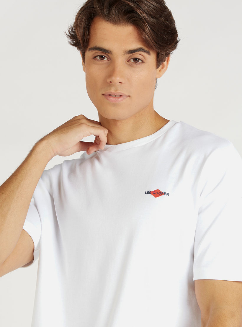 تيشيرت بياقة ضيّقة وطبعات من لي كوبر-men-clothing-tshirtsandpolos-tshirts-image-2