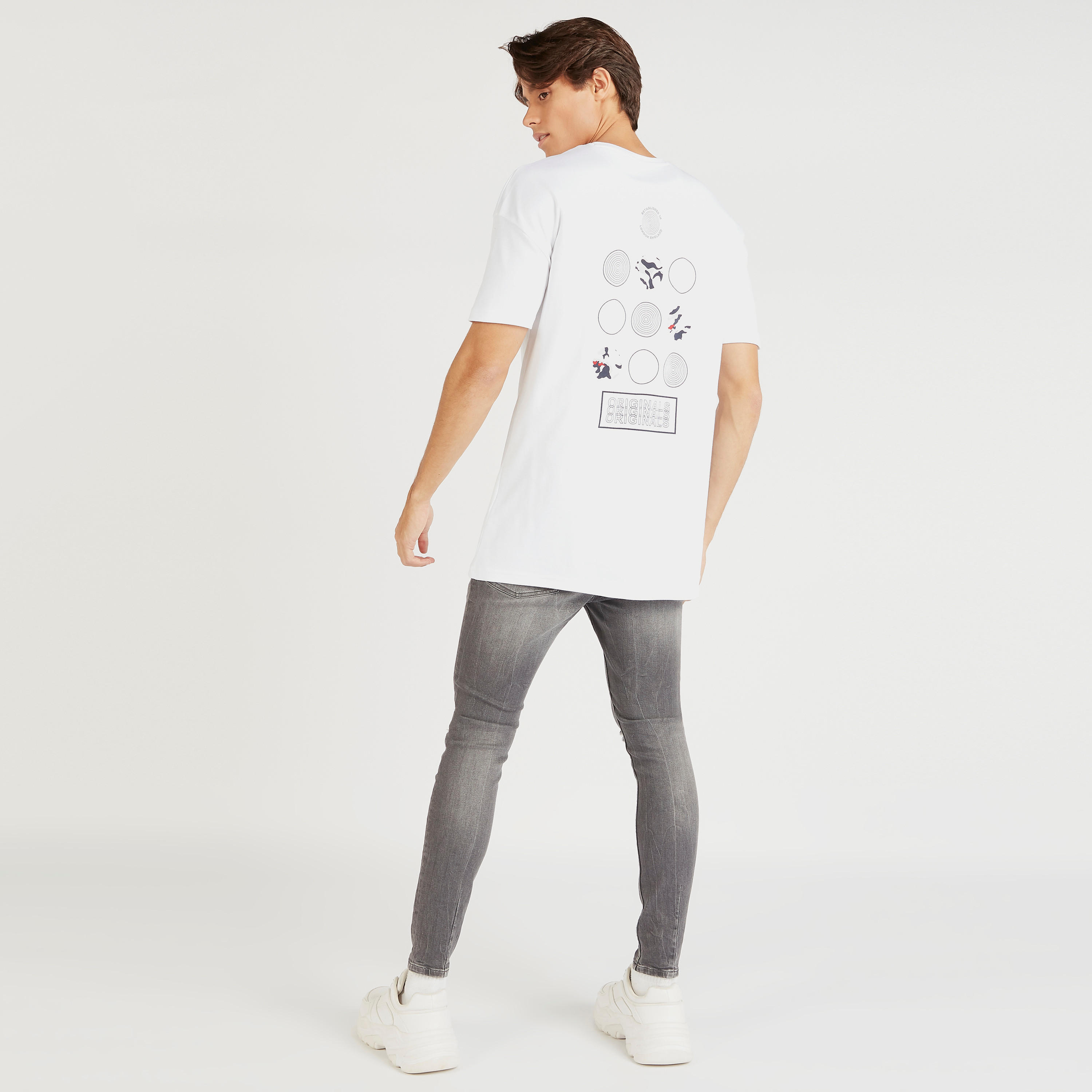 تيشيرت بياقة ضيّقة وطبعات من لي كوبر-men-clothing-tshirtsandpolos-tshirts-image-1
