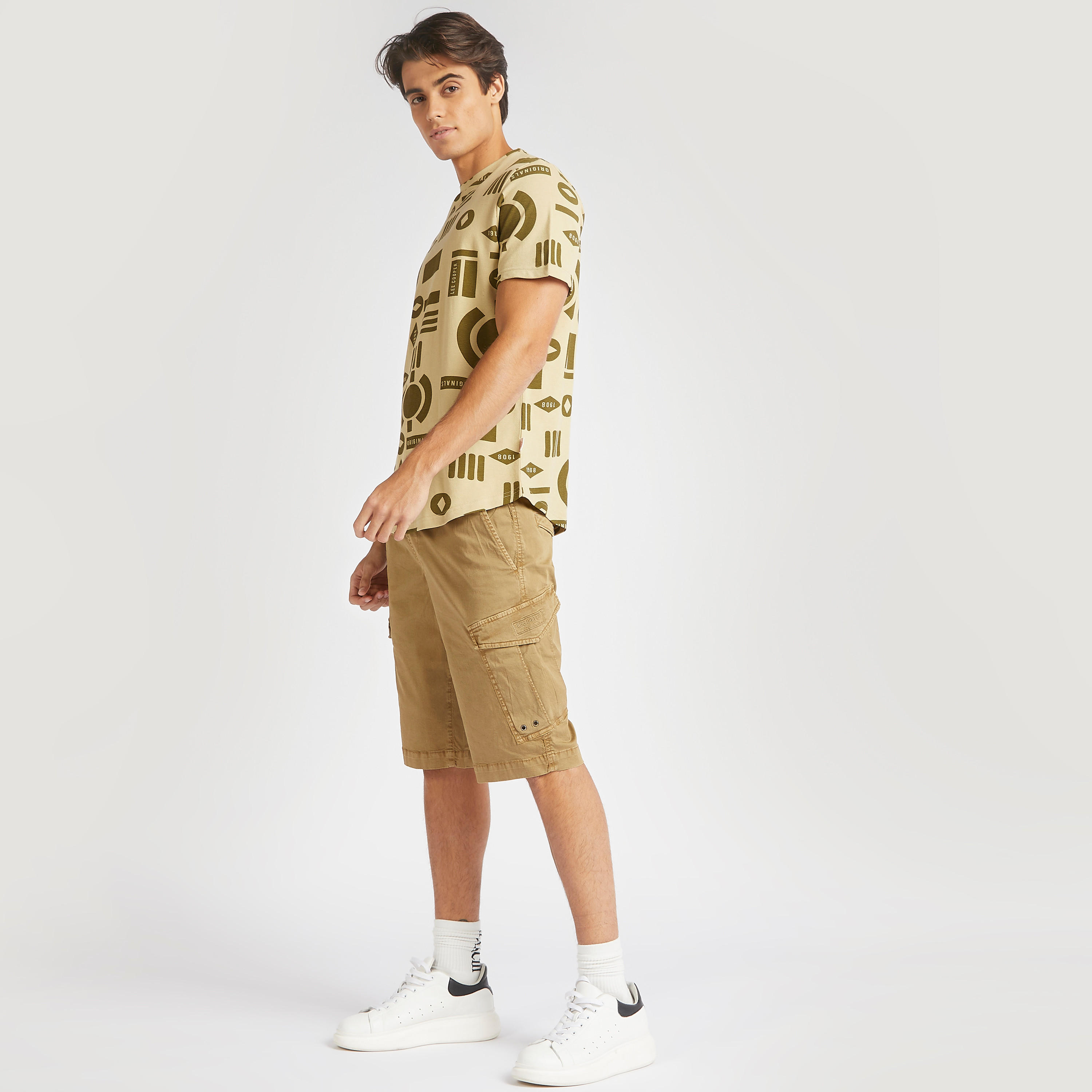 تيشيرت بطبعات وياقة ضيّقة وأكمام قصيرة من لي كوبر-men-clothing-tshirtsandpolos-tshirts-image-2
