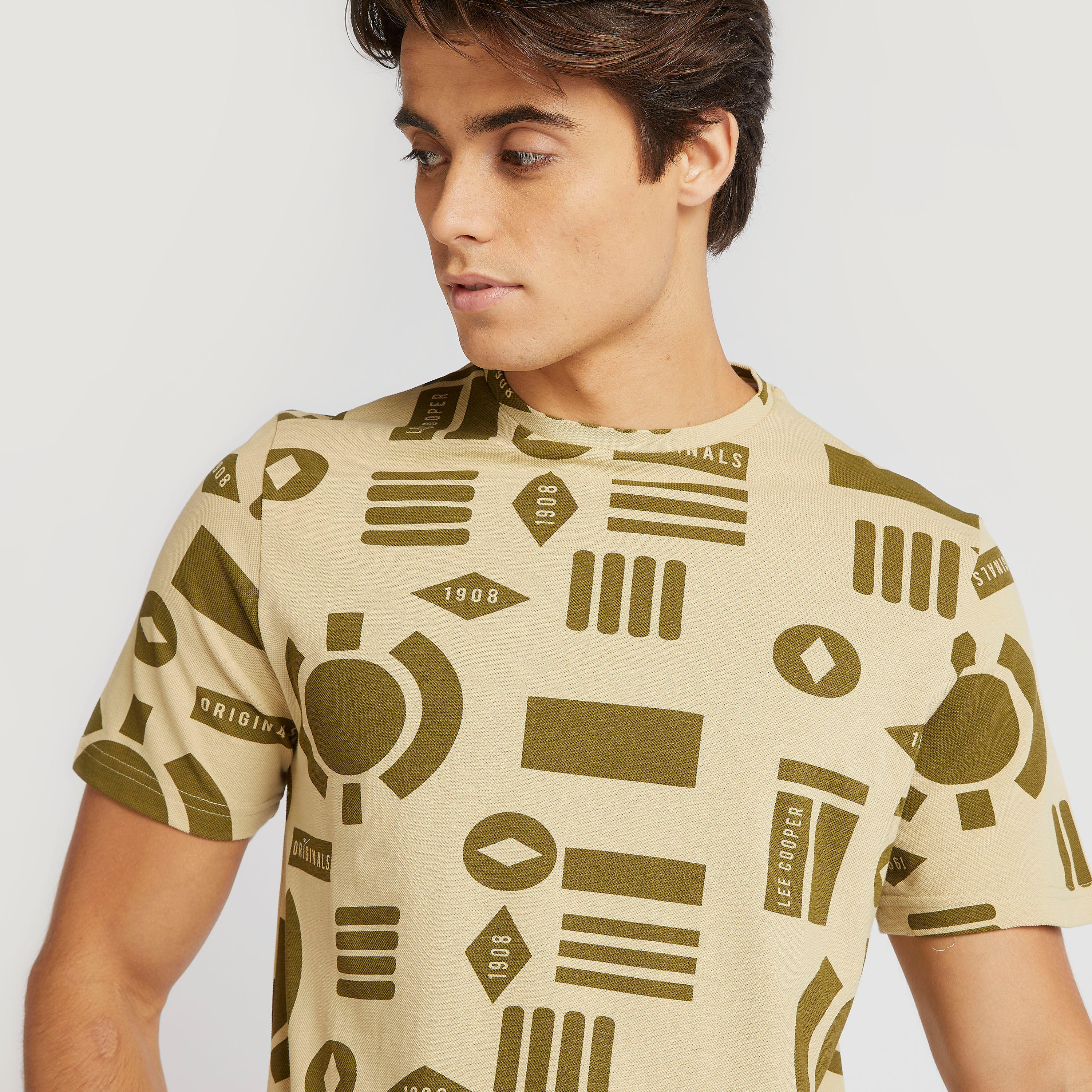 تيشيرت بطبعات وياقة ضيّقة وأكمام قصيرة من لي كوبر-men-clothing-tshirtsandpolos-tshirts-image-3