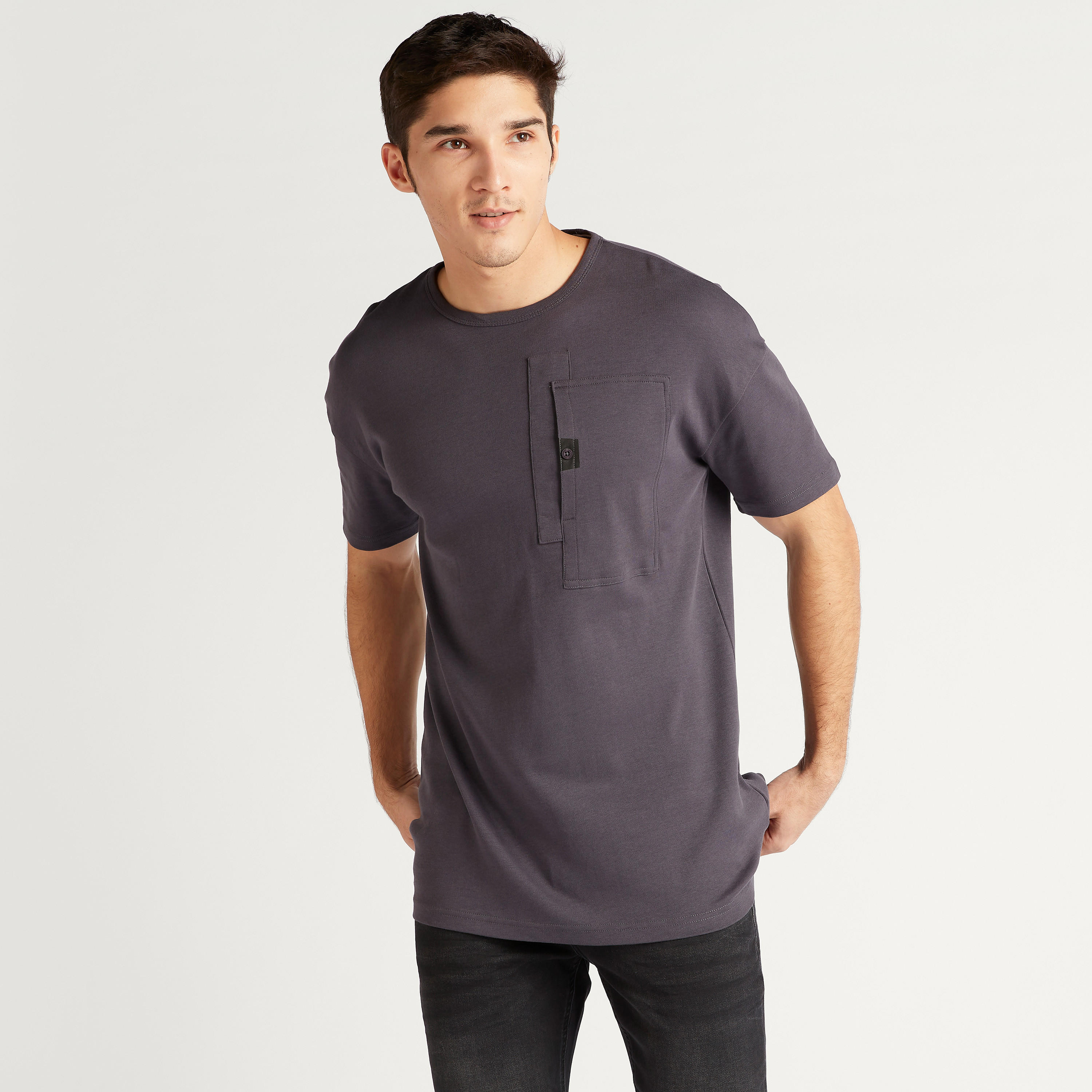 تيشيرت سادة بياقة ضيّقة وجيب من لي كوبر-men-clothing-tshirtsandpolos-tshirts-image-4