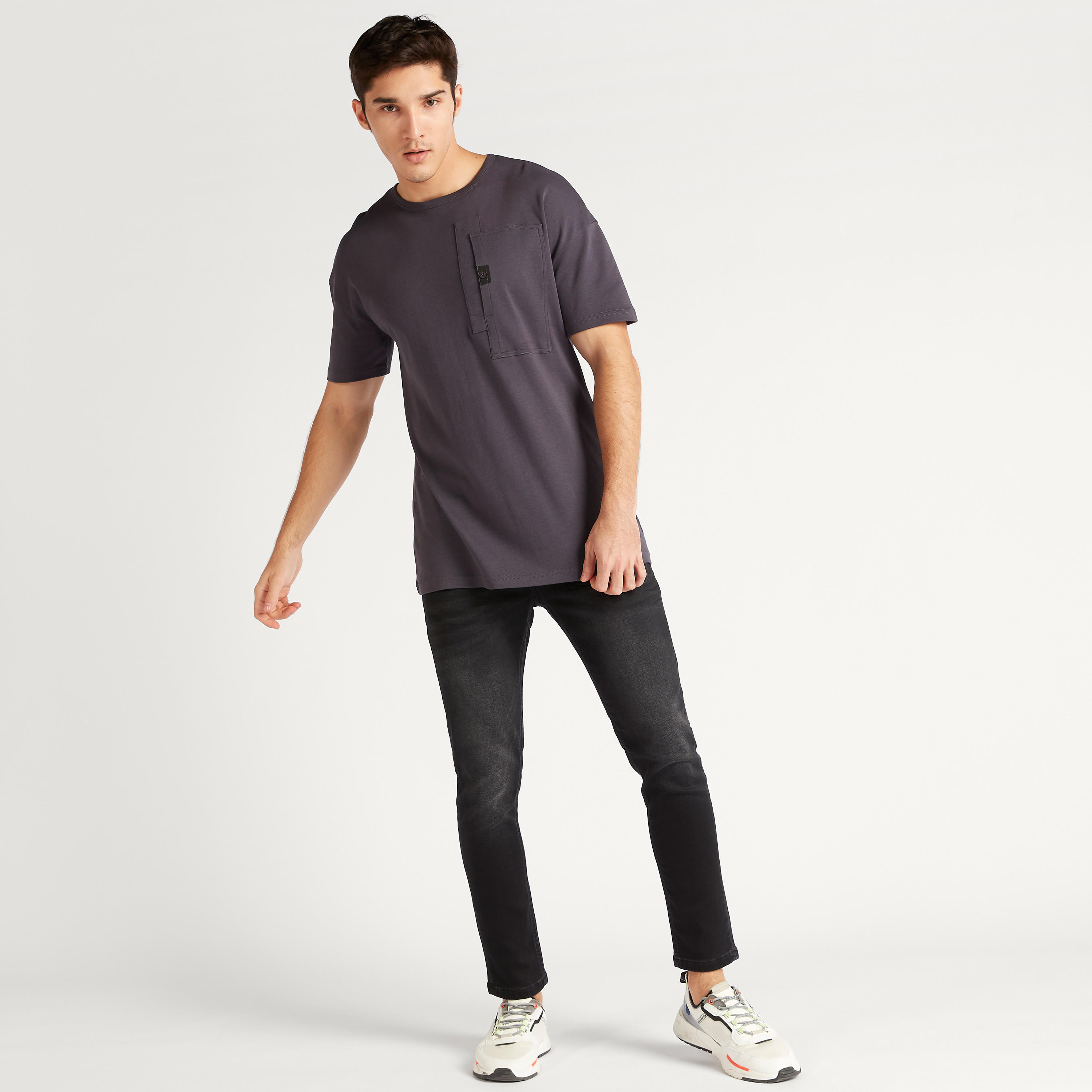 تيشيرت سادة بياقة ضيّقة وجيب من لي كوبر-men-clothing-tshirtsandpolos-tshirts-image-3