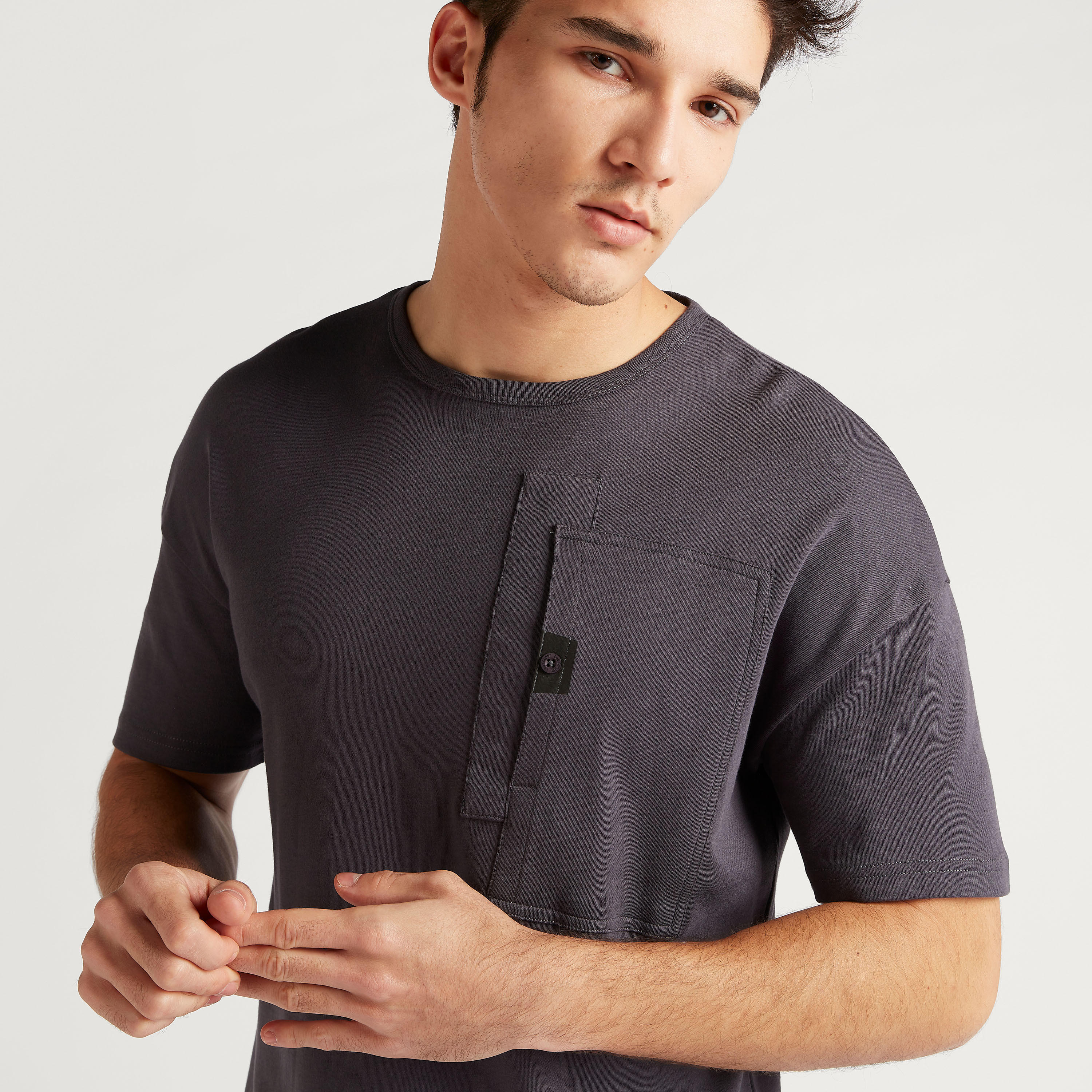 تيشيرت سادة بياقة ضيّقة وجيب من لي كوبر-men-clothing-tshirtsandpolos-tshirts-image-2