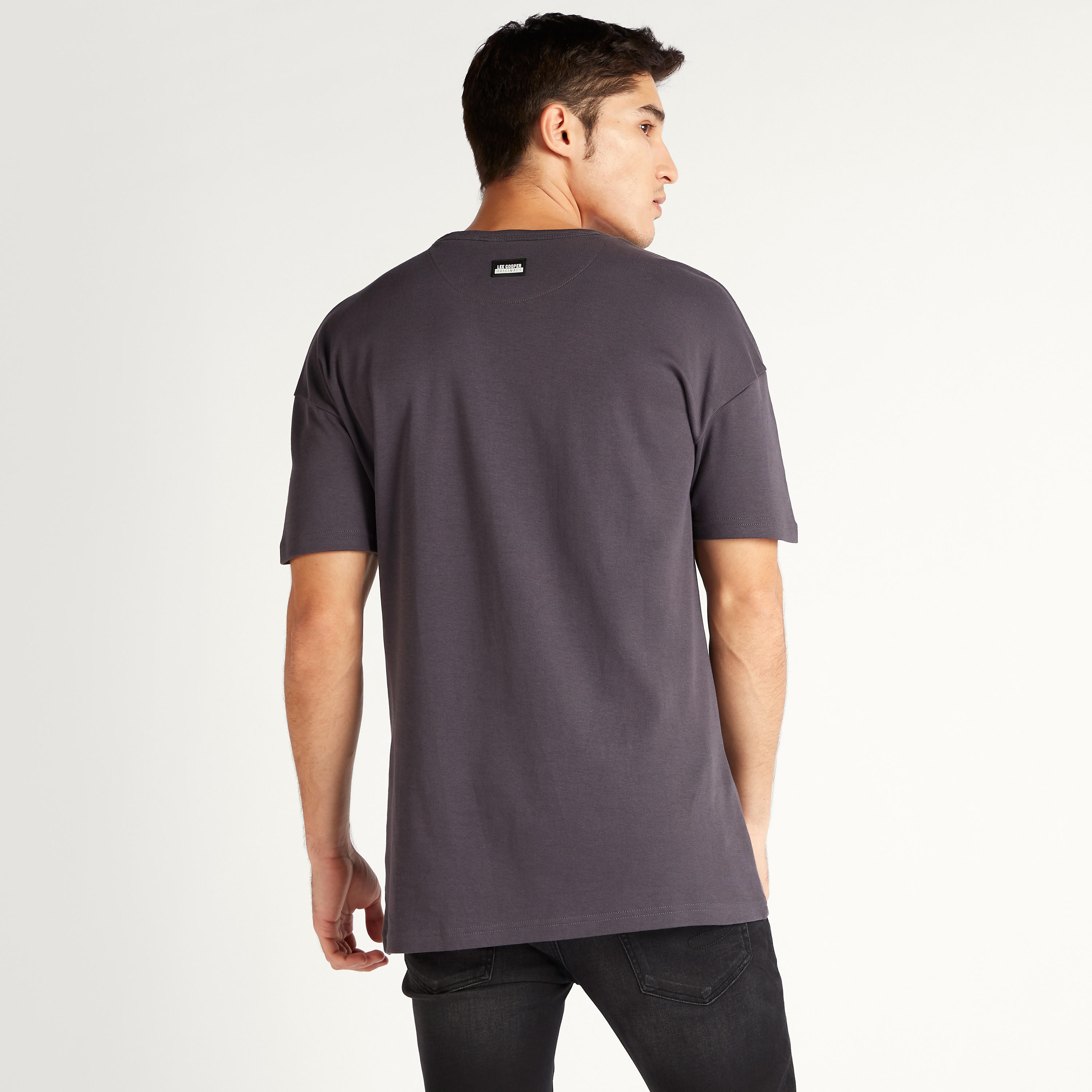 تيشيرت سادة بياقة ضيّقة وجيب من لي كوبر-men-clothing-tshirtsandpolos-tshirts-image-1