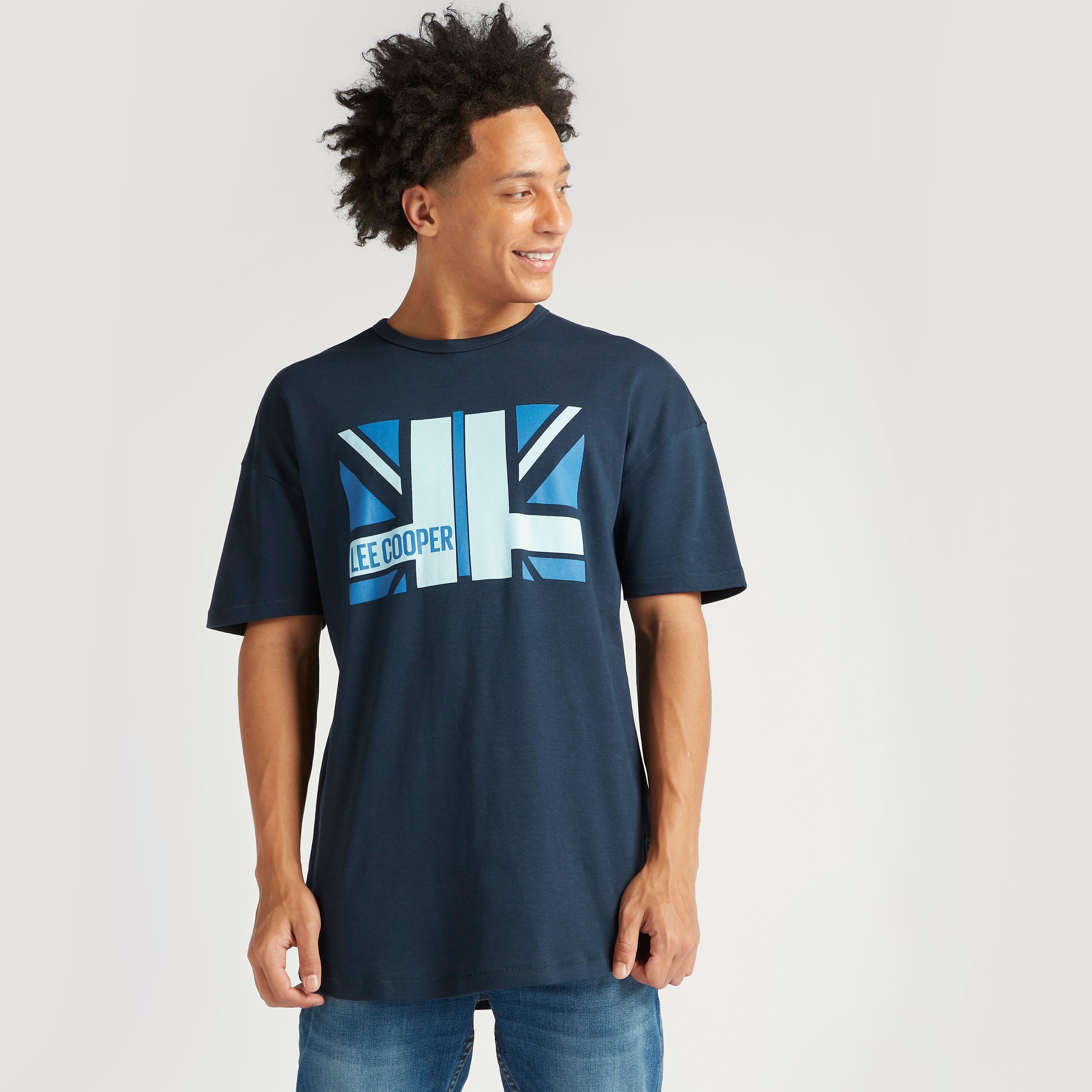 تيشيرت واسع بأكمام قصيرة وياقة ضيقة وطبعات من لي كوبر-men-clothing-tshirtsandpolos-tshirts-image-1