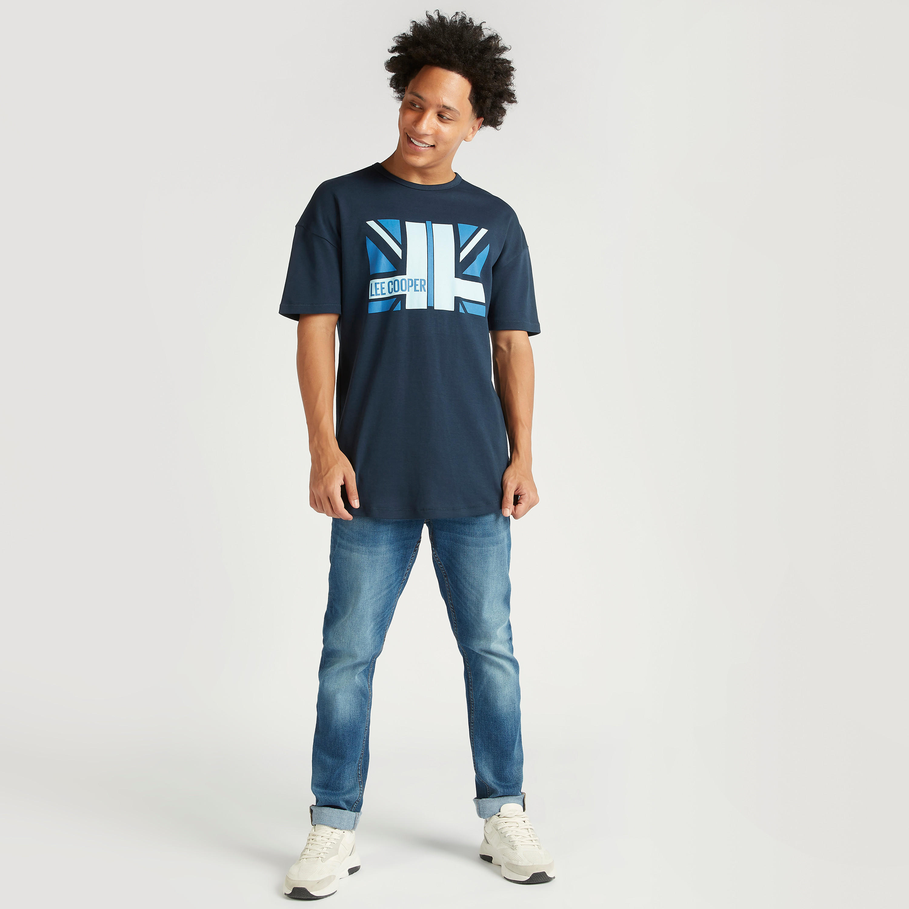 تيشيرت واسع بأكمام قصيرة وياقة ضيقة وطبعات من لي كوبر-men-clothing-tshirtsandpolos-tshirts-image-2