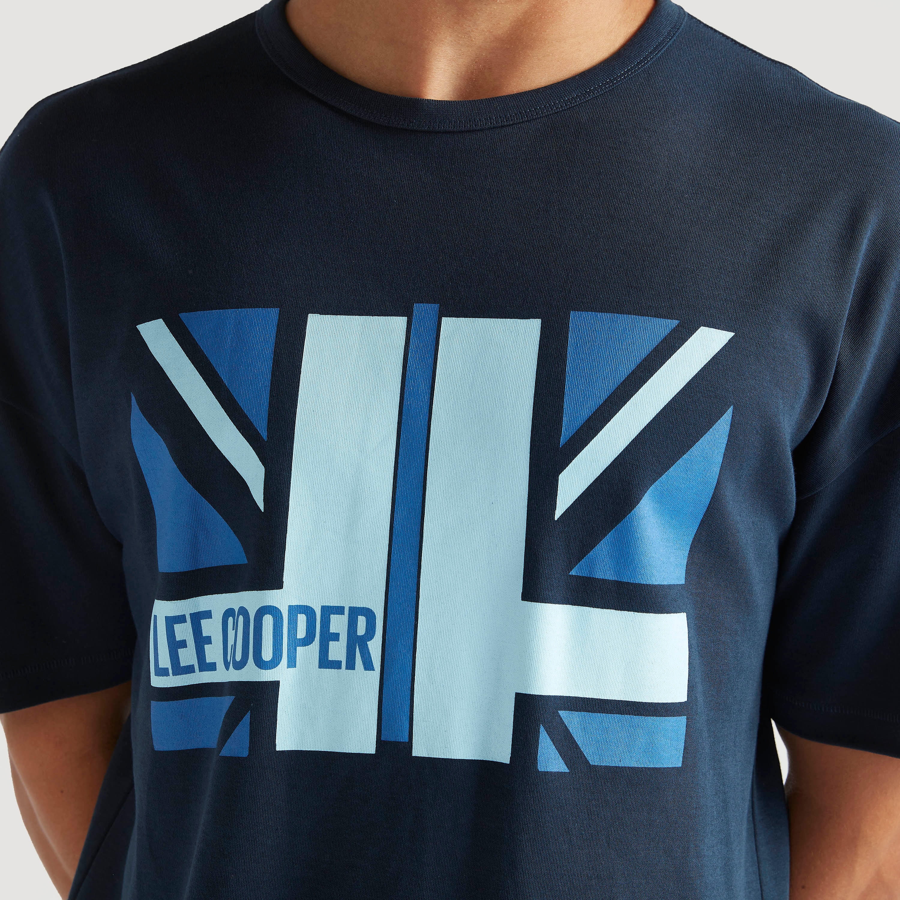 تيشيرت واسع بأكمام قصيرة وياقة ضيقة وطبعات من لي كوبر-men-clothing-tshirtsandpolos-tshirts-image-3