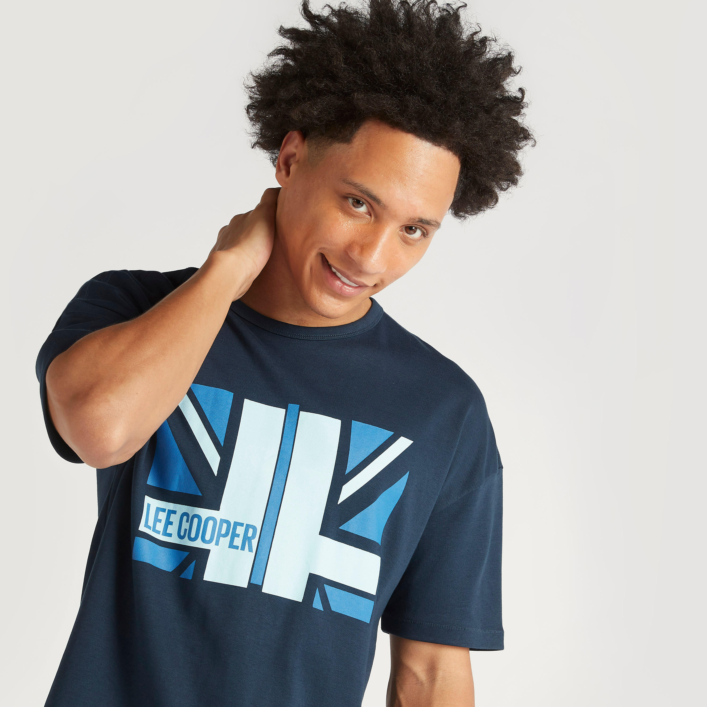 تيشيرت واسع بأكمام قصيرة وياقة ضيقة وطبعات من لي كوبر-men-clothing-tshirtsandpolos-tshirts-image-5