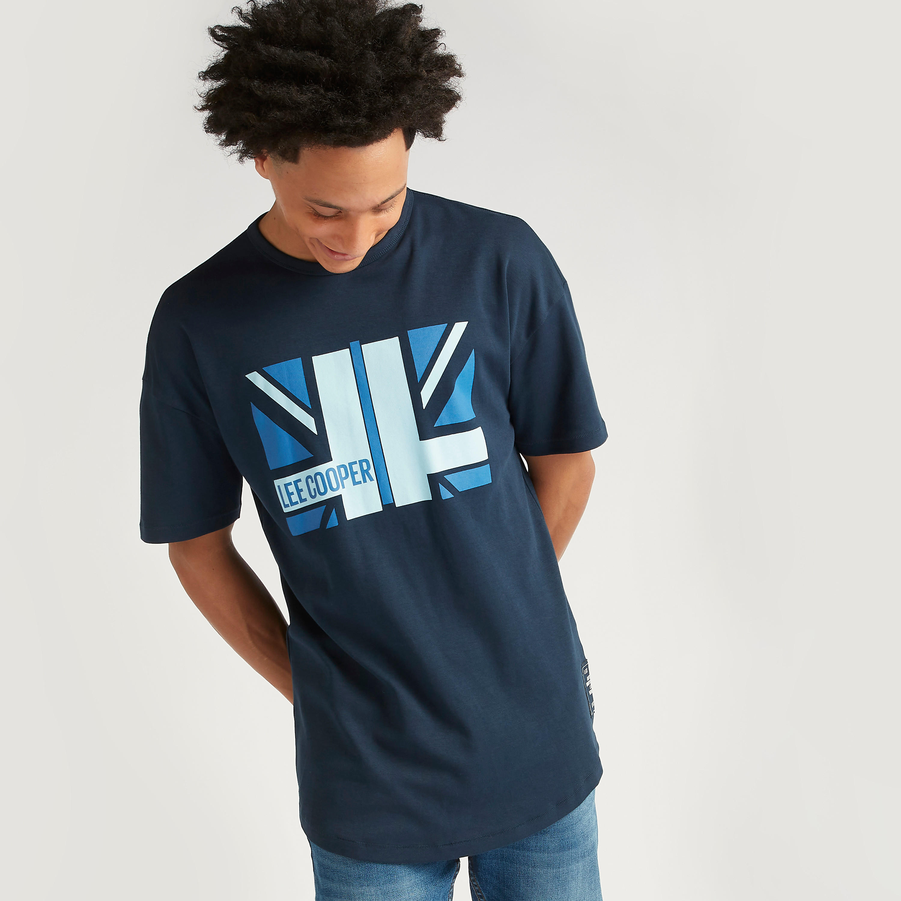 تيشيرت واسع بأكمام قصيرة وياقة ضيقة وطبعات من لي كوبر-men-clothing-tshirtsandpolos-tshirts-image-6