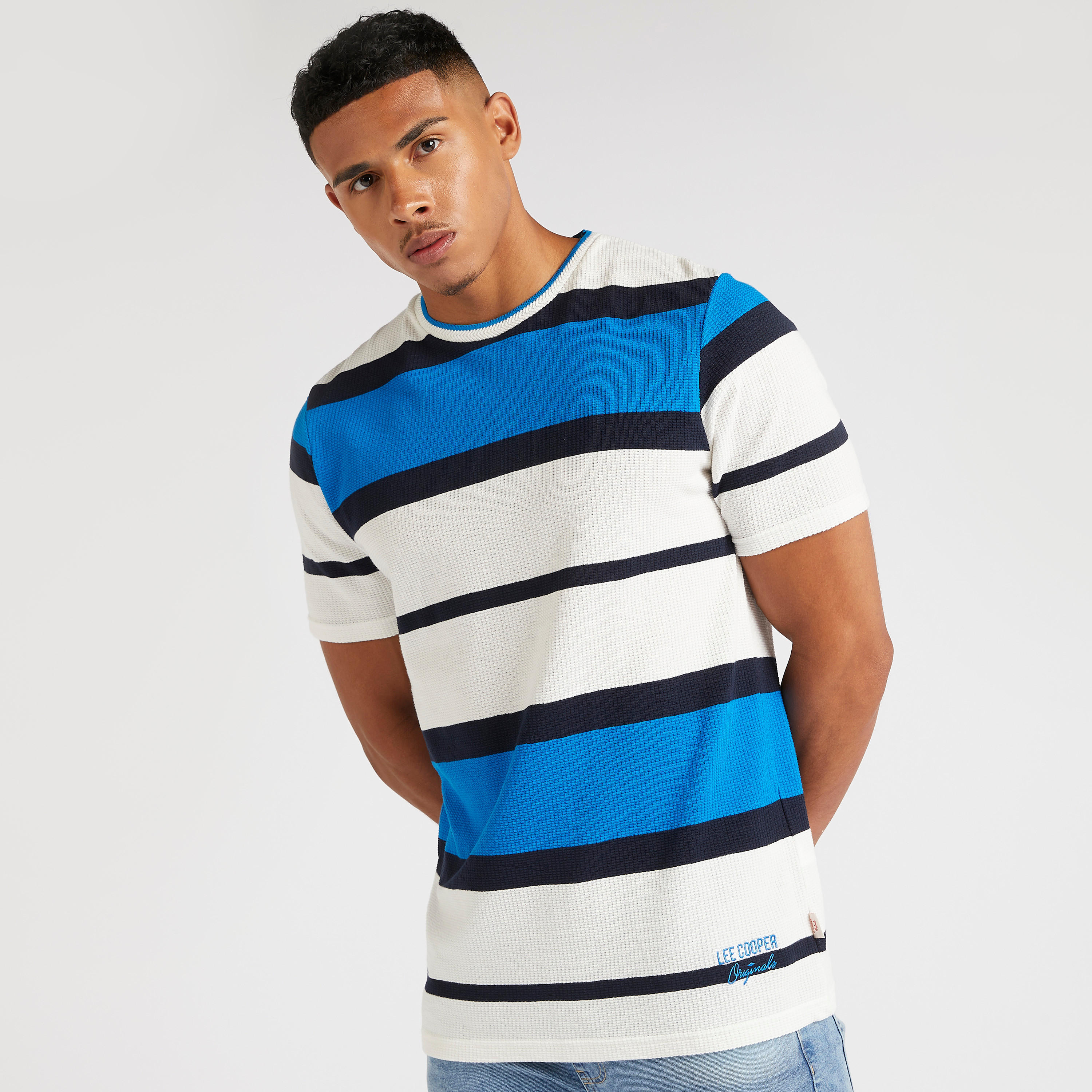 تيشيرت مخطّط بياقة ضيّقة من لي كوبر-men-clothing-tshirtsandpolos-tshirts-image-1