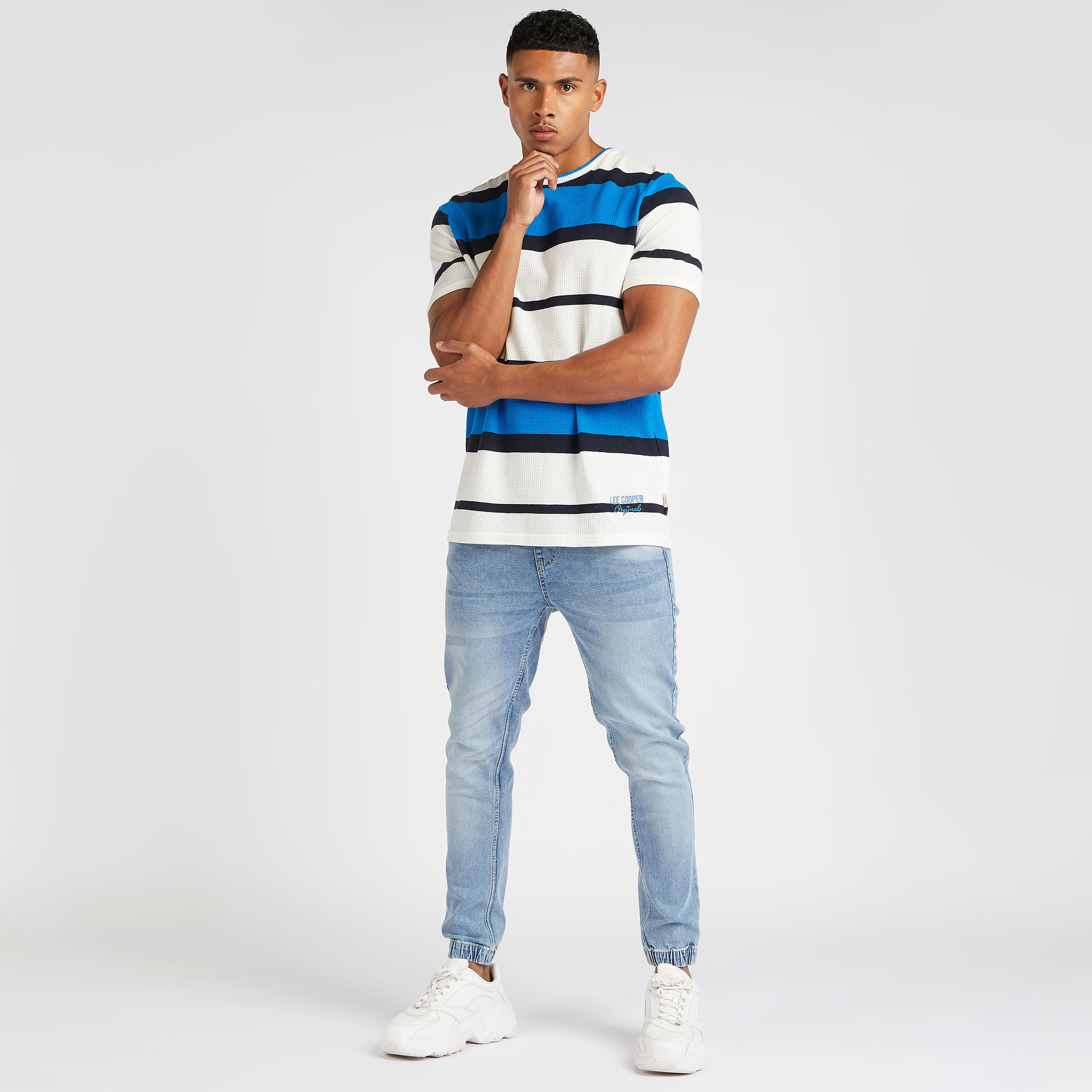 تيشيرت مخطّط بياقة ضيّقة من لي كوبر-men-clothing-tshirtsandpolos-tshirts-image-2