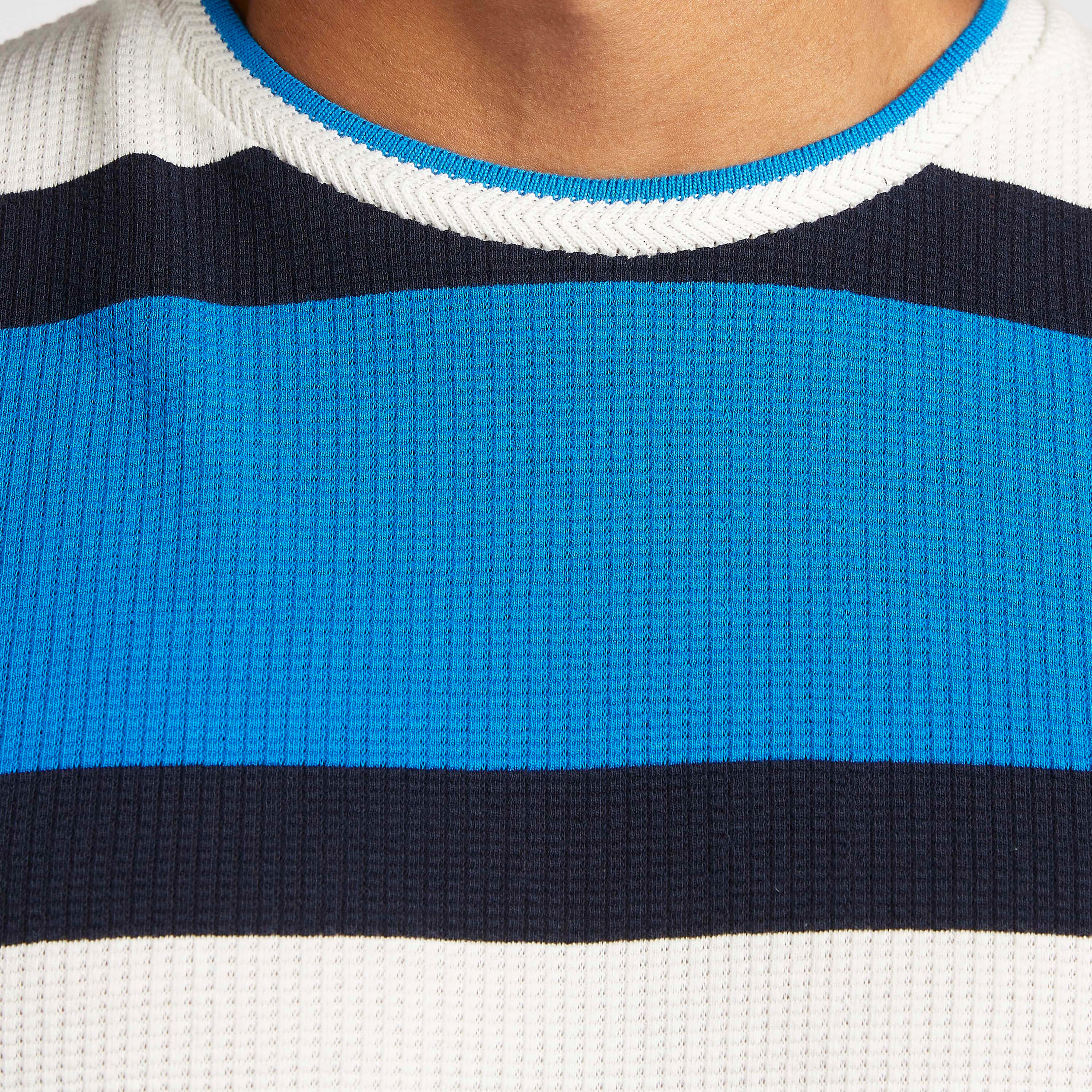 تيشيرت مخطّط بياقة ضيّقة من لي كوبر-men-clothing-tshirtsandpolos-tshirts-image-3
