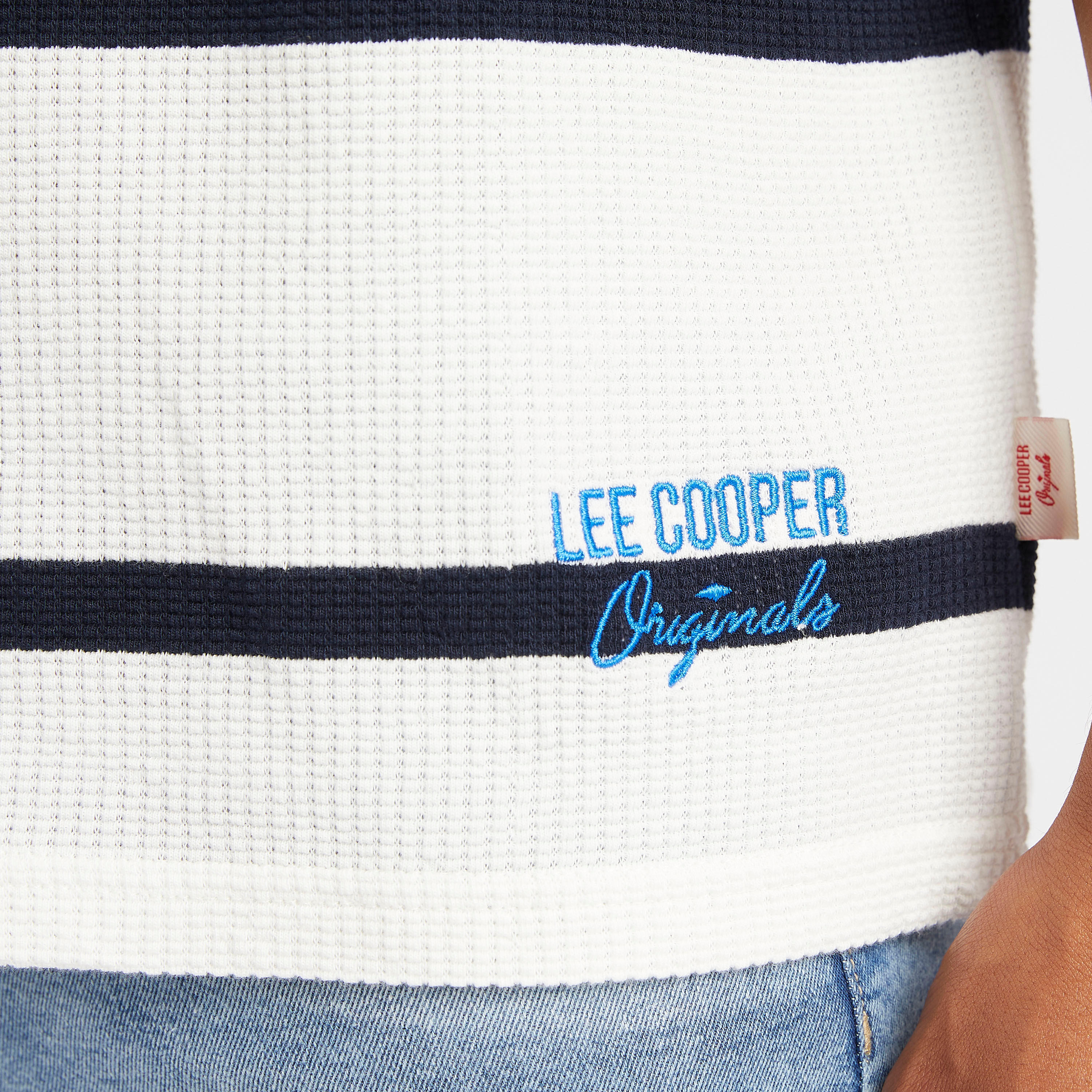 تيشيرت مخطّط بياقة ضيّقة من لي كوبر-men-clothing-tshirtsandpolos-tshirts-image-4
