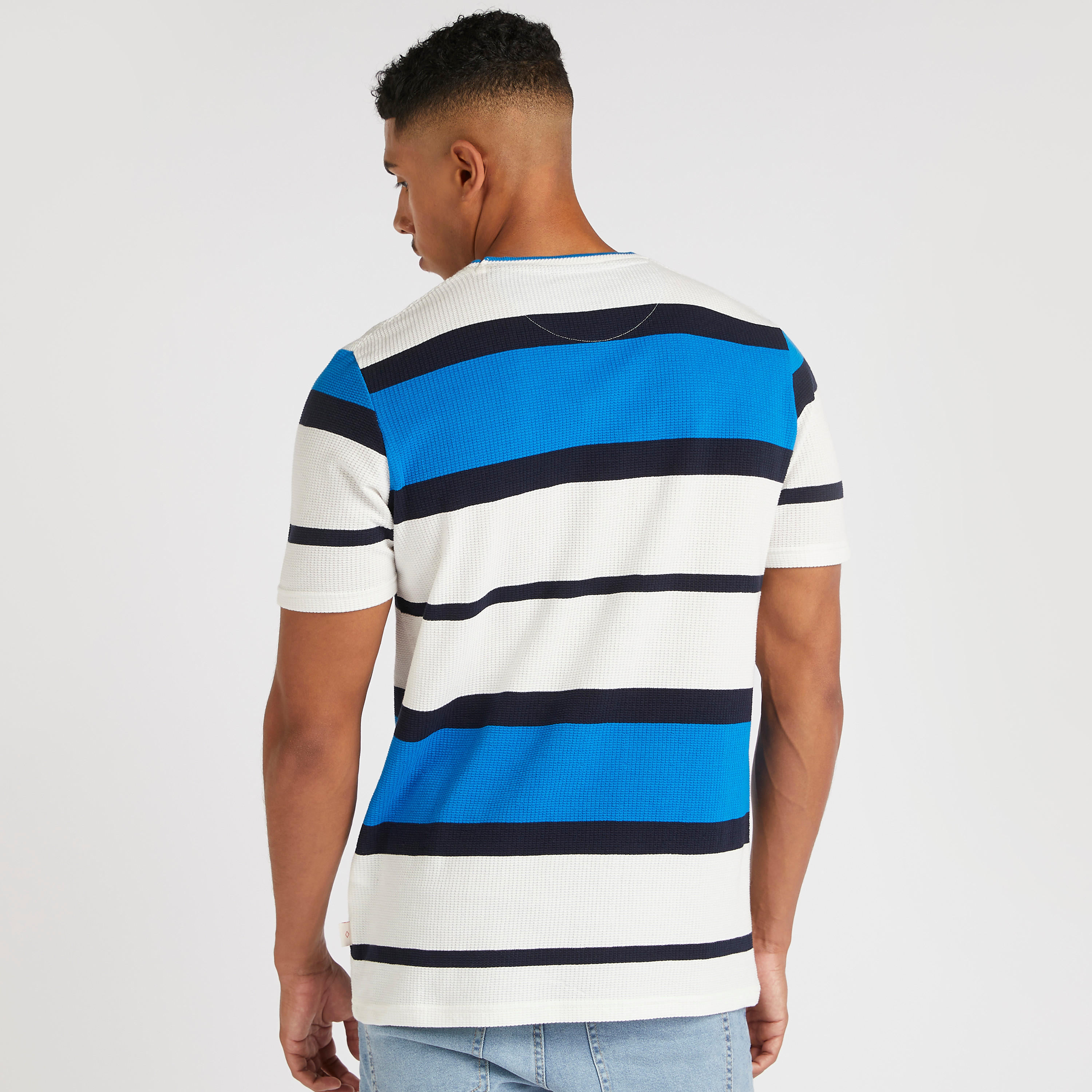 تيشيرت مخطّط بياقة ضيّقة من لي كوبر-men-clothing-tshirtsandpolos-tshirts-image-5