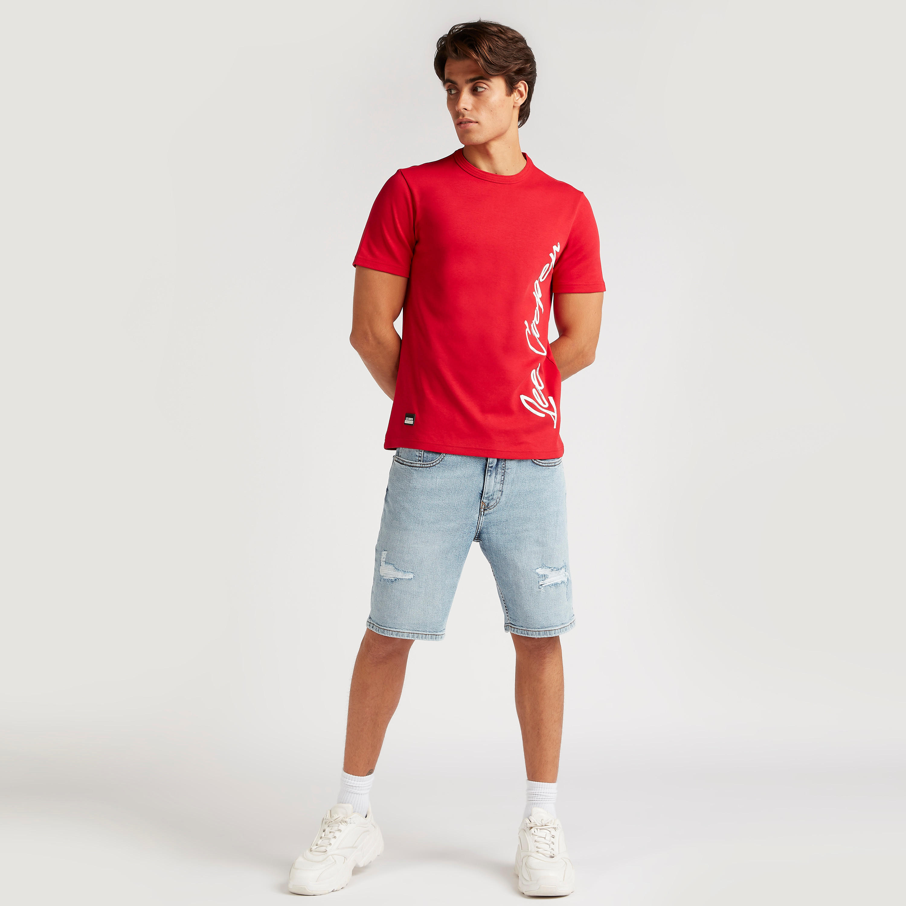تيشيرت بياقة ضيّقة وأكمام قصيرة وطبعات من لي كوبر-men-clothing-tshirtsandpolos-tshirts-image-2