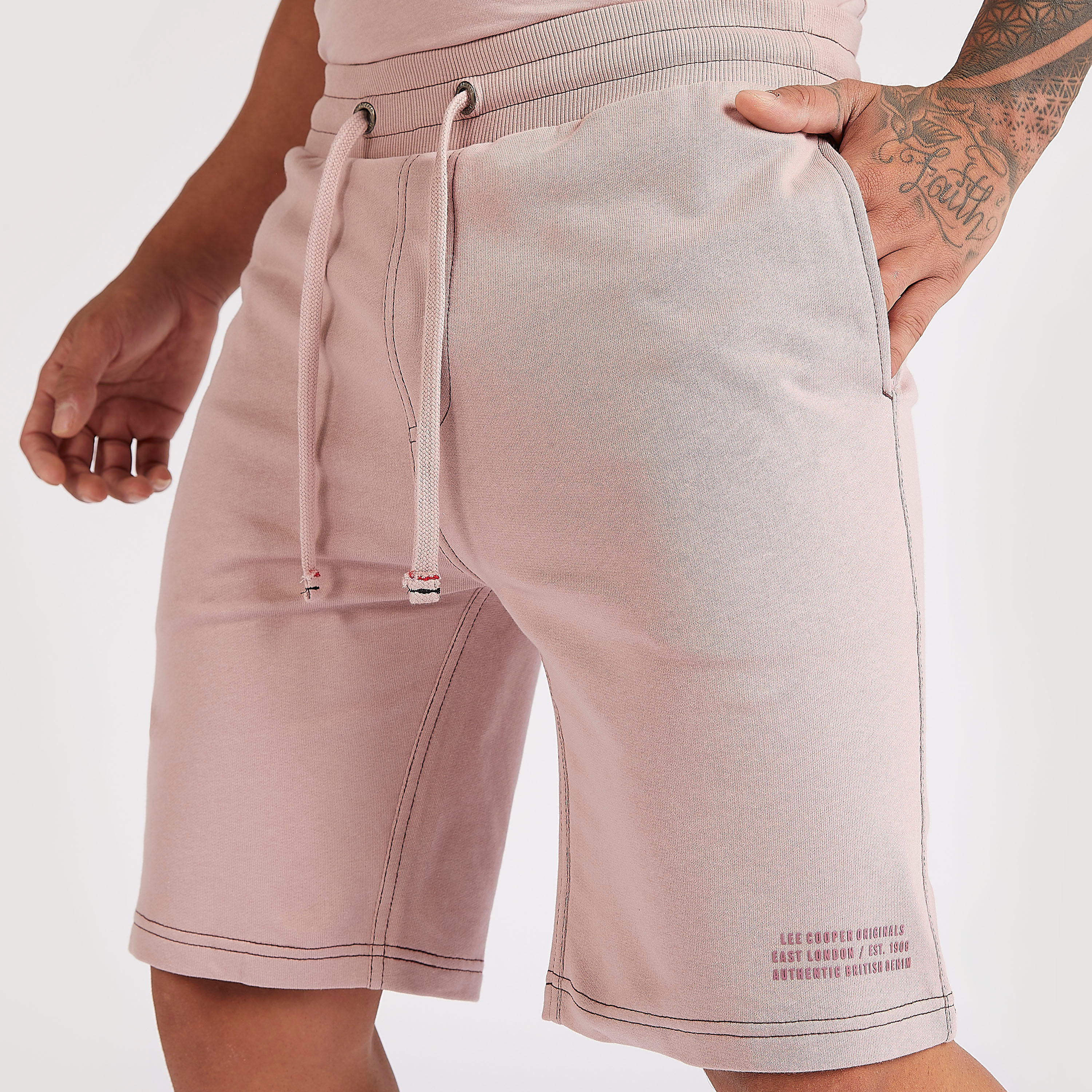 شورت بجيوب وخصر مطّاطي من لي كوبر-men-clothing-bottoms-shorts-image-2