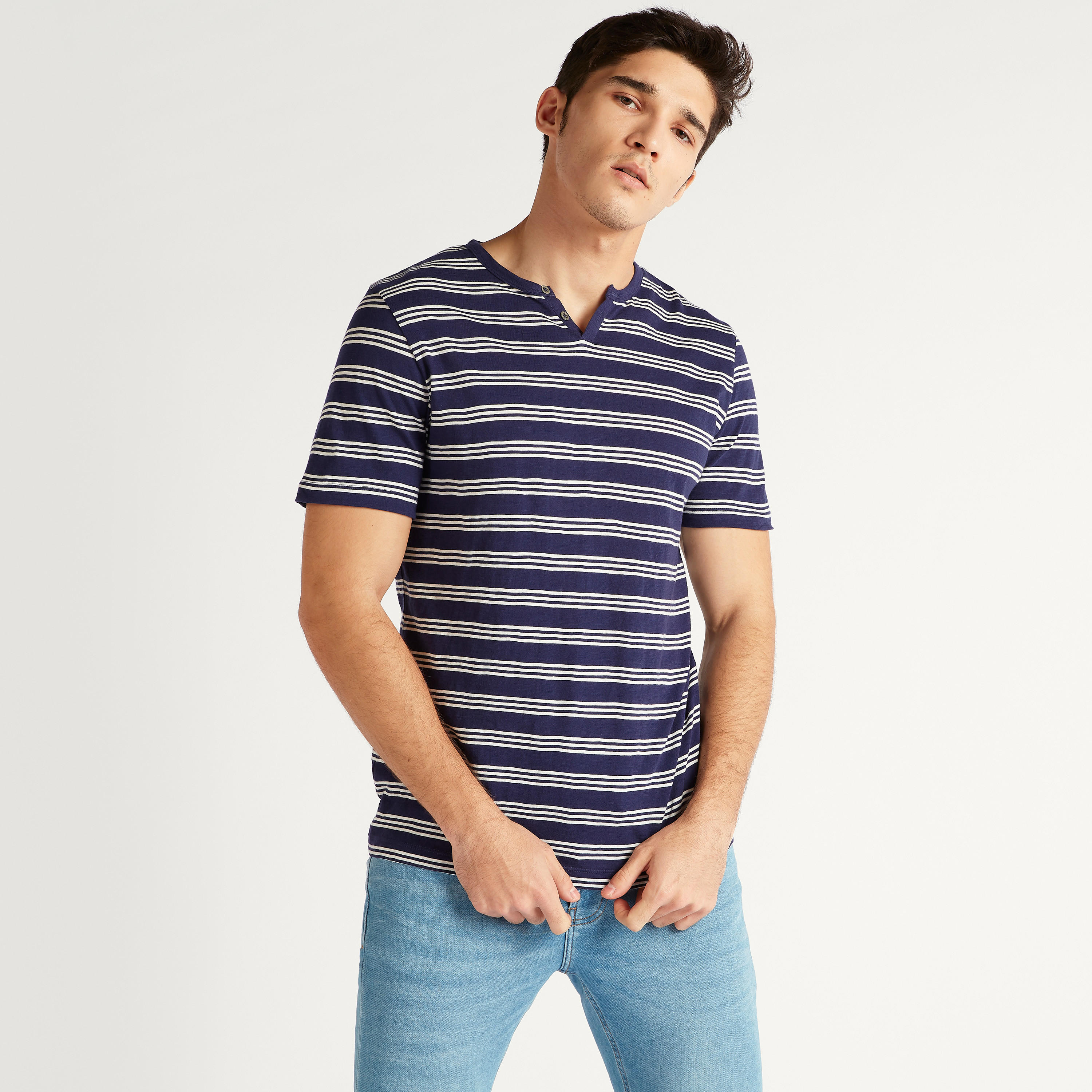 تيشيرت مقلّم بياقة هينيلي وأكمام قصيرة من لي كوبر-men-clothing-tshirtsandpolos-tshirts-image-1
