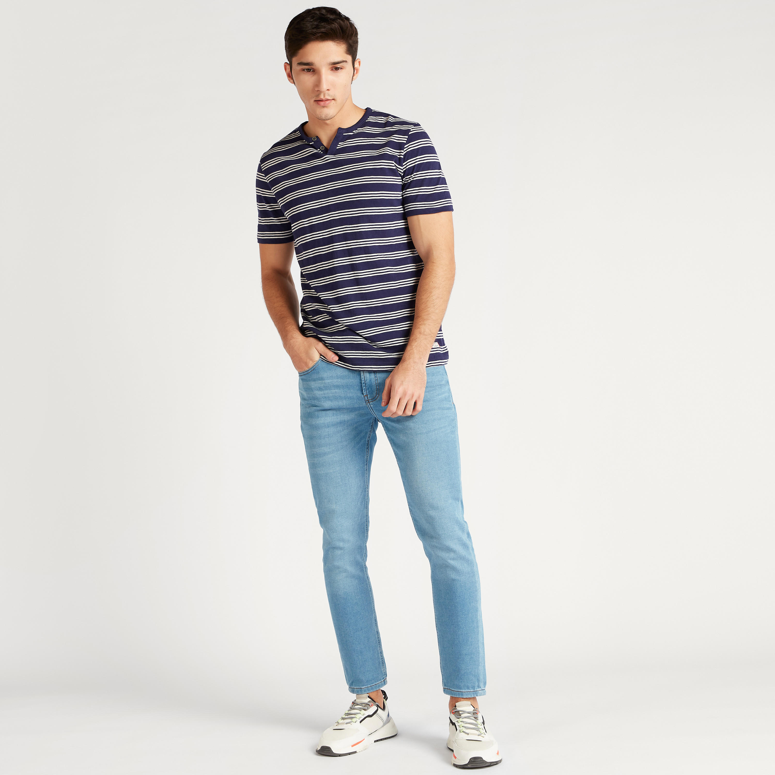 تيشيرت مقلّم بياقة هينيلي وأكمام قصيرة من لي كوبر-men-clothing-tshirtsandpolos-tshirts-image-2