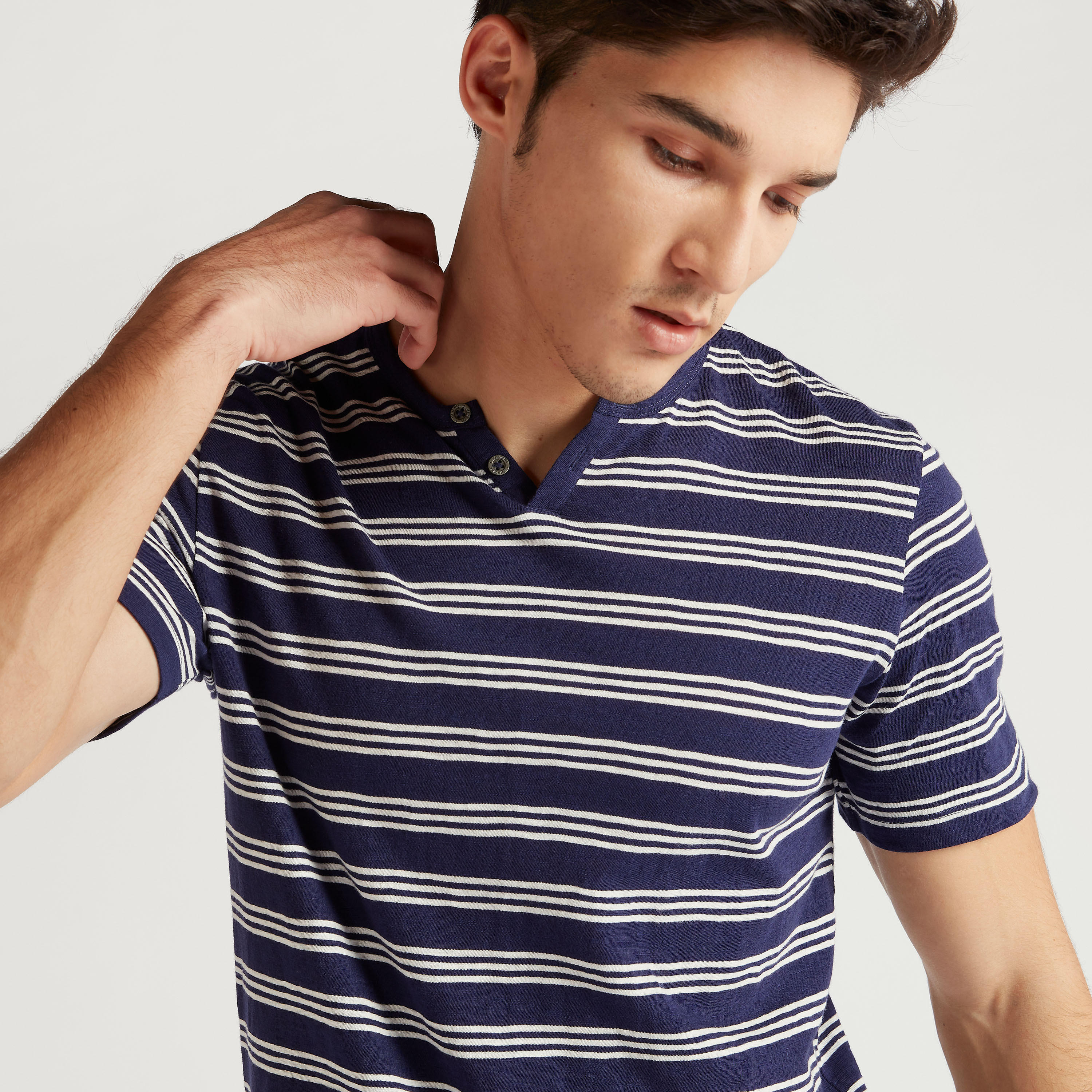 تيشيرت مقلّم بياقة هينيلي وأكمام قصيرة من لي كوبر-men-clothing-tshirtsandpolos-tshirts-image-3
