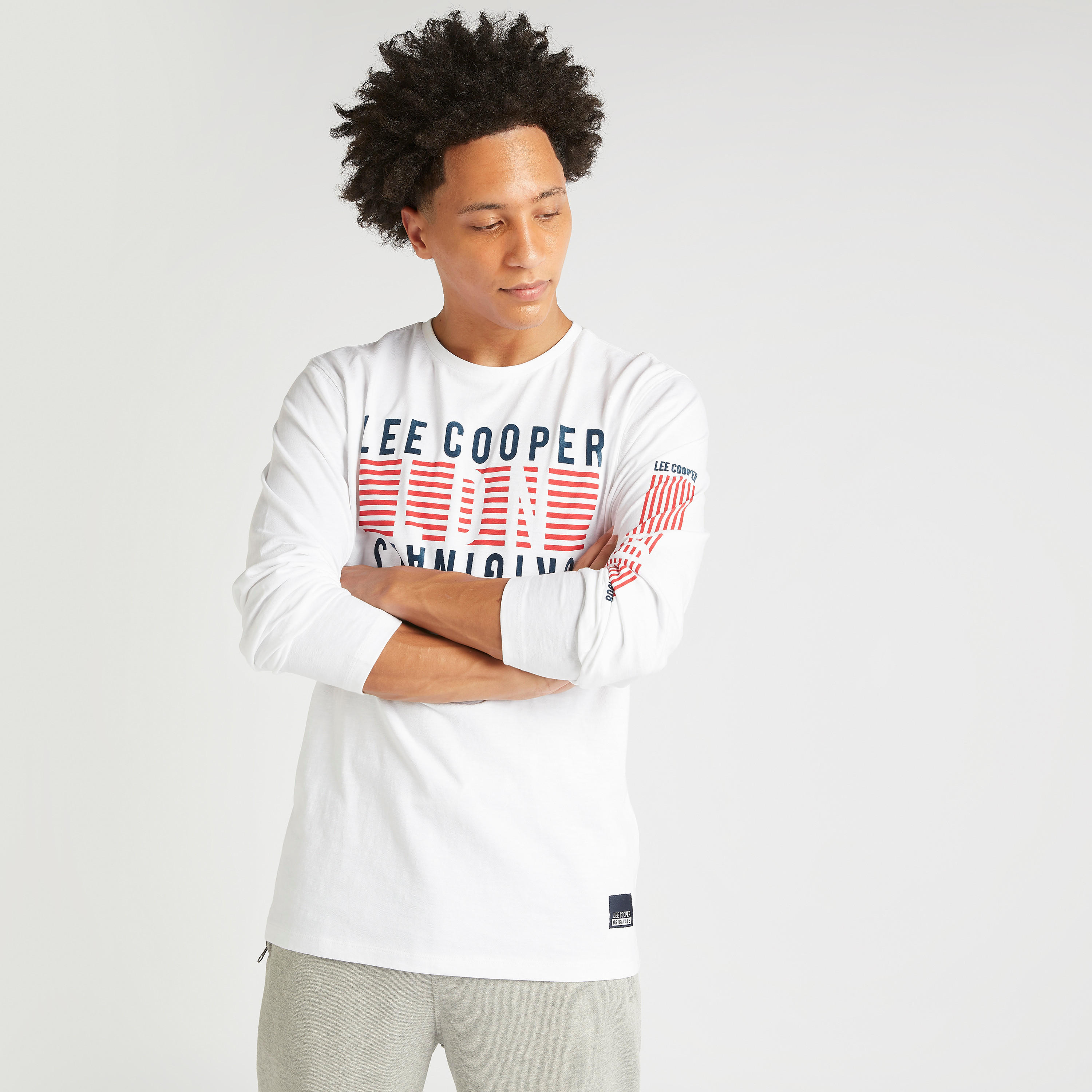 تيشيرت بياقة ضيّقة وأكمام قصيرة وطبعات من لي كوبر-men-clothing-tshirtsandpolos-tshirts-image-7