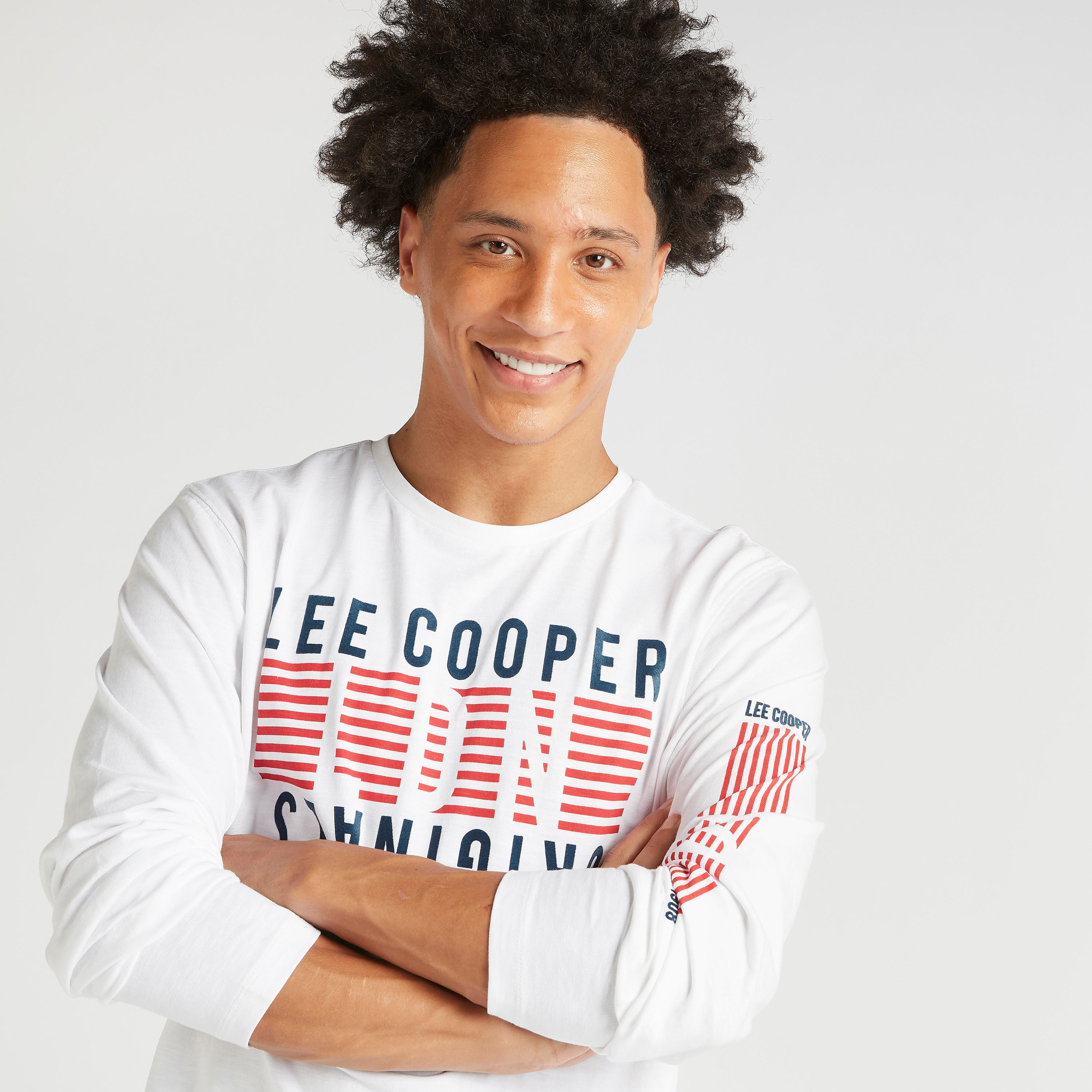 تيشيرت بياقة ضيّقة وأكمام قصيرة وطبعات من لي كوبر-men-clothing-tshirtsandpolos-tshirts-image-2