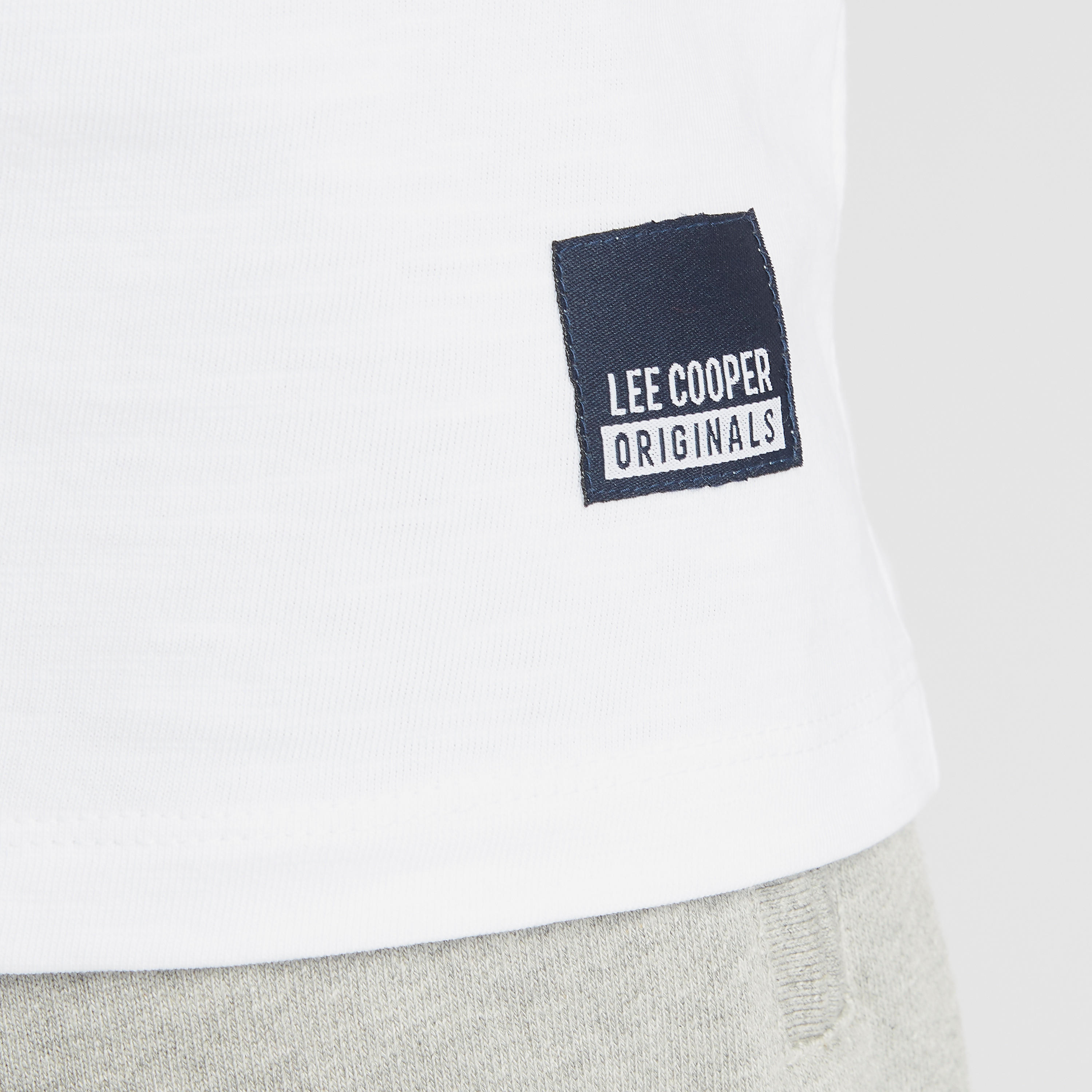 تيشيرت بياقة ضيّقة وأكمام قصيرة وطبعات من لي كوبر-men-clothing-tshirtsandpolos-tshirts-image-1