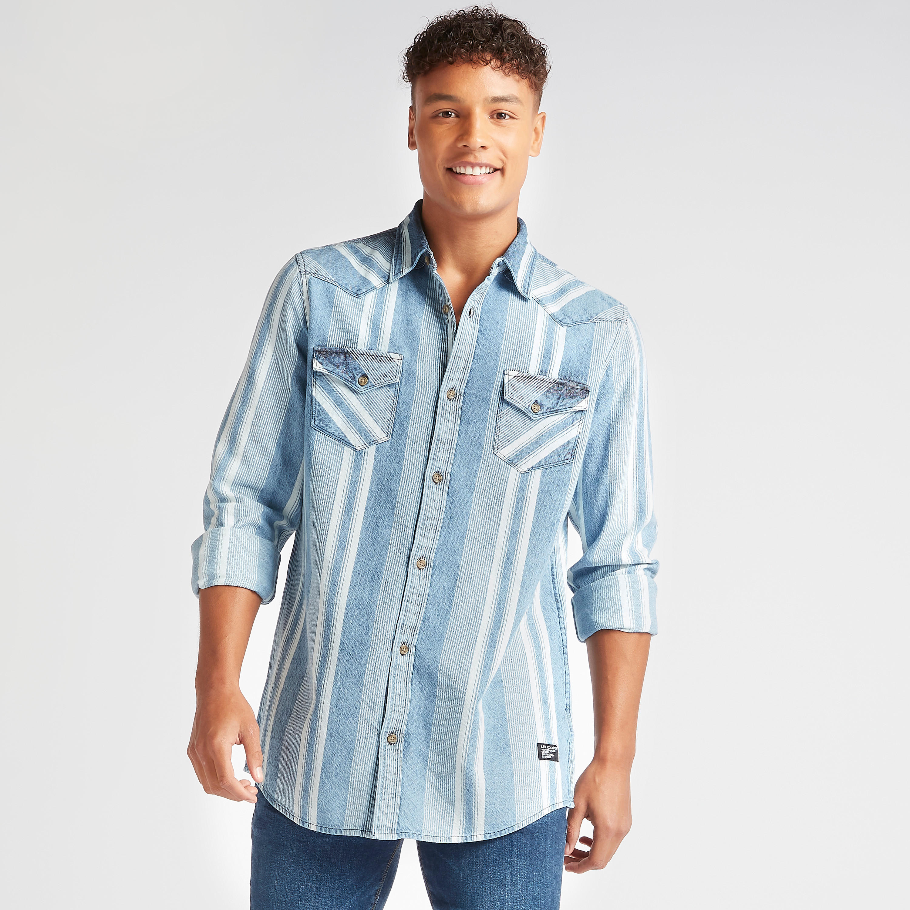 قميص دنيم مقلّم بجيوب بطيّة من لي كوبر-men-clothing-shirts-image-1