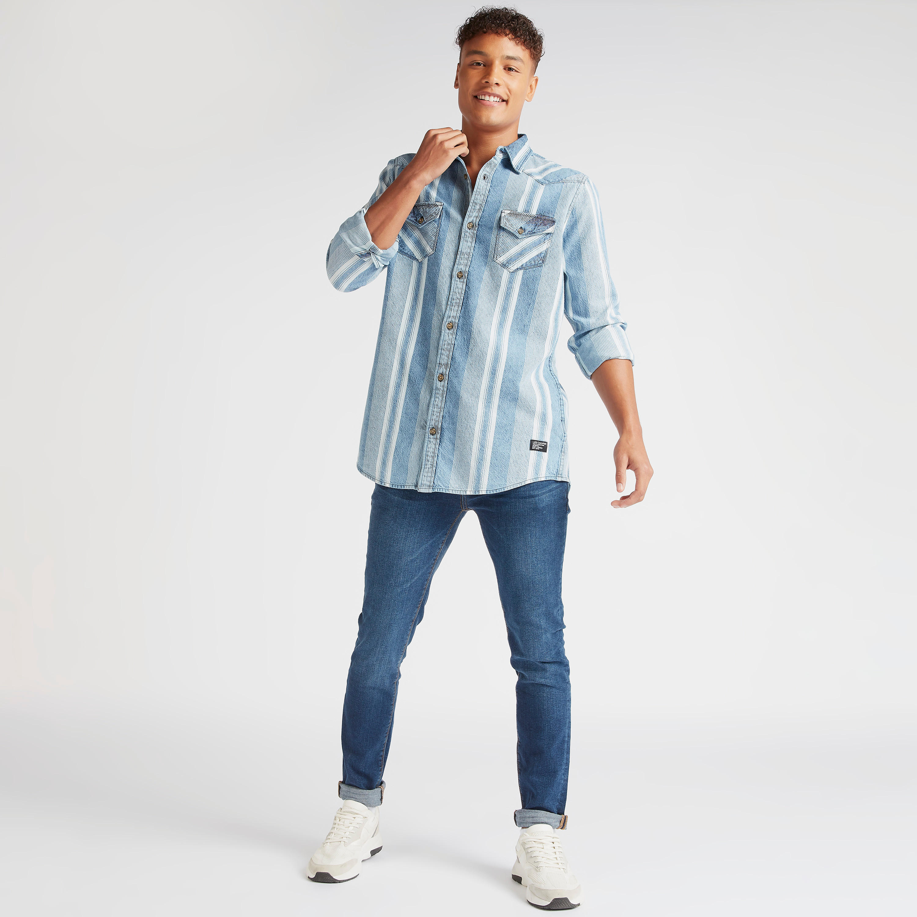 قميص دنيم مقلّم بجيوب بطيّة من لي كوبر-men-clothing-shirts-image-2