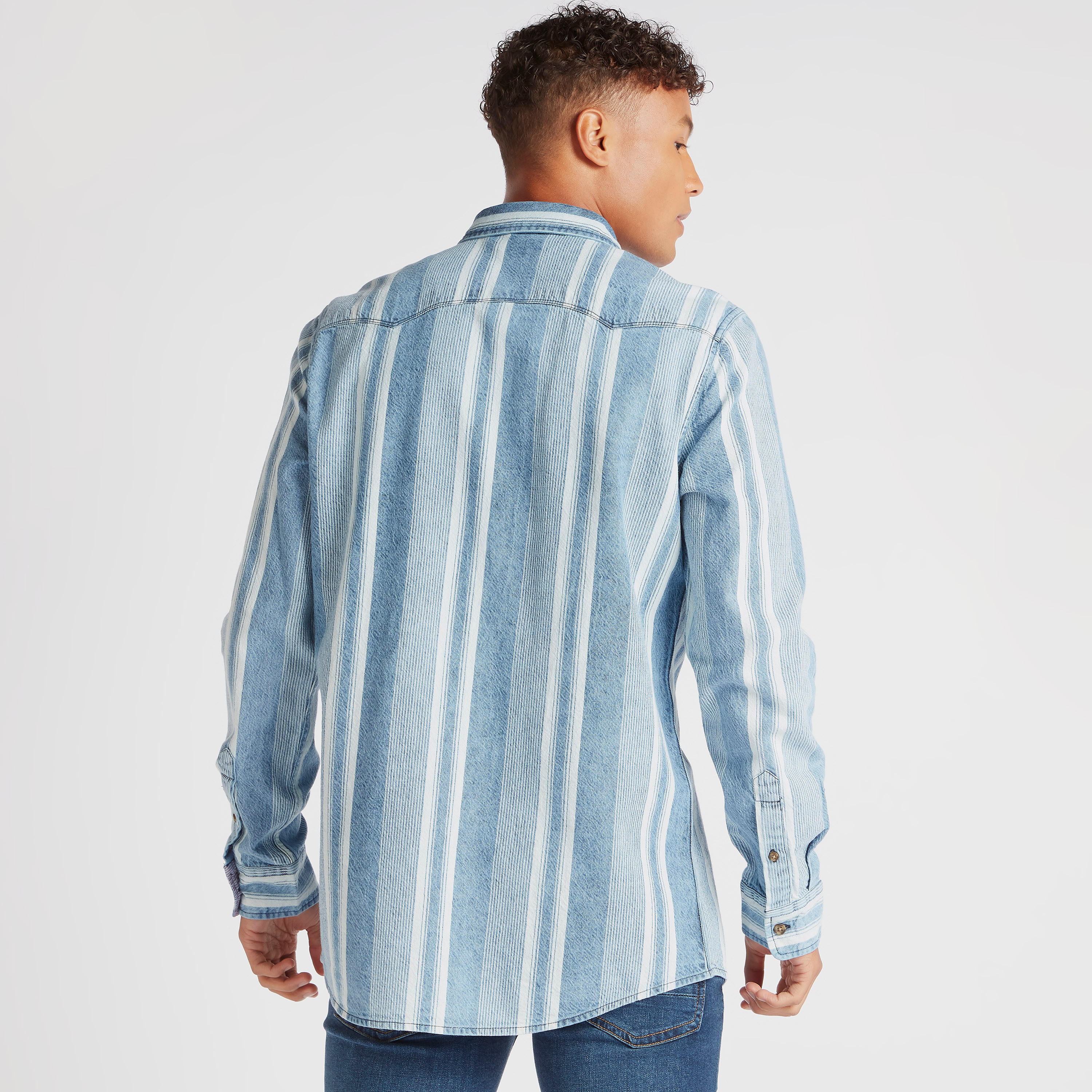 قميص دنيم مقلّم بجيوب بطيّة من لي كوبر-men-clothing-shirts-image-4