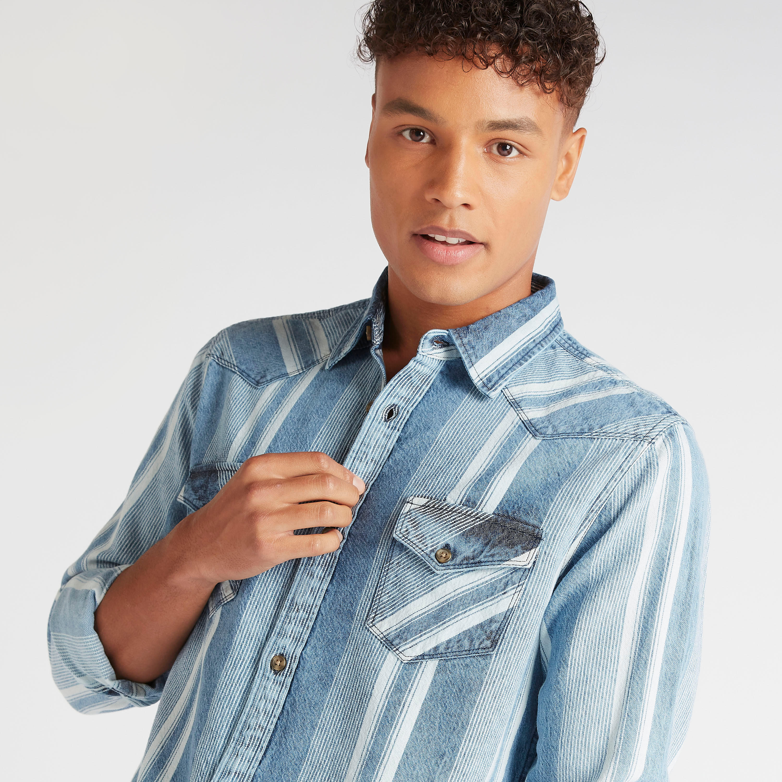 قميص دنيم مقلّم بجيوب بطيّة من لي كوبر-men-clothing-shirts-image-5