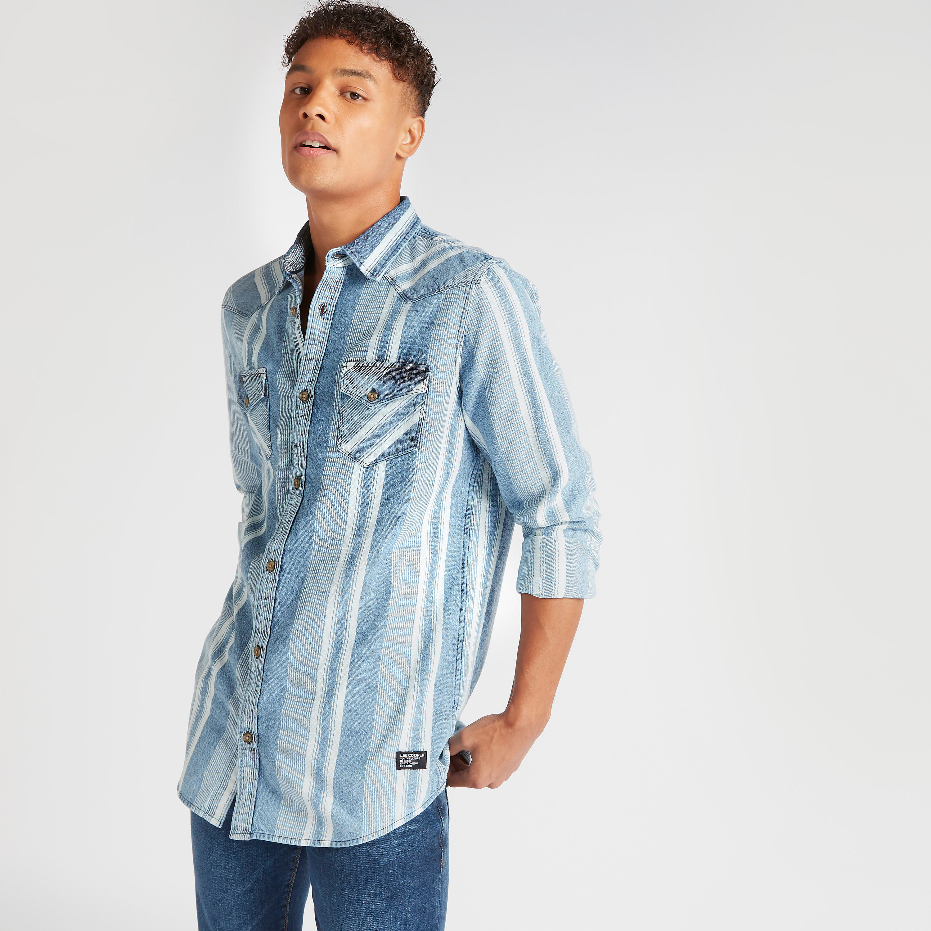 قميص دنيم مقلّم بجيوب بطيّة من لي كوبر-men-clothing-shirts-image-6