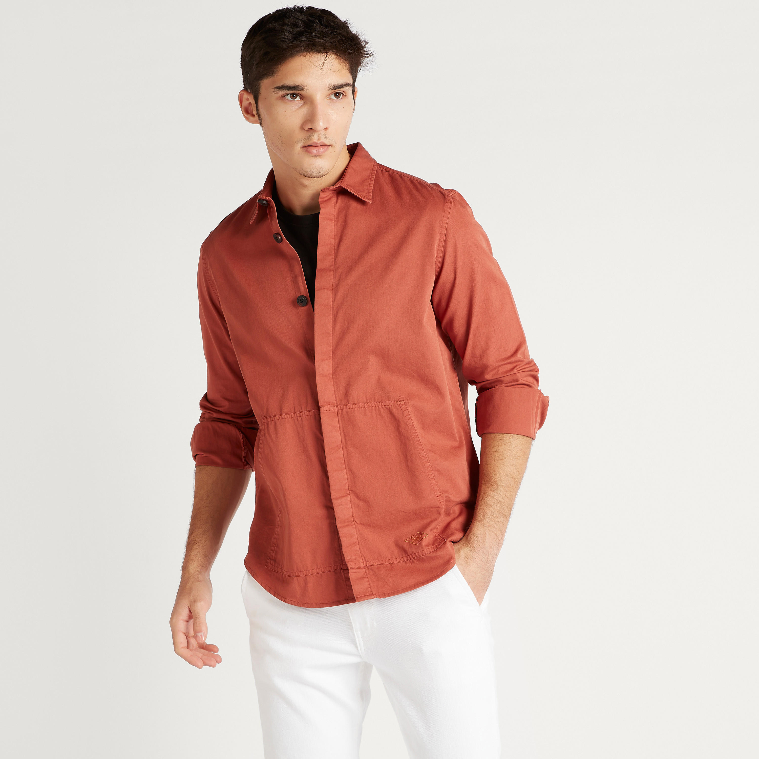قميص سادة بأكمام طويلة وجيوب من لي كوبر-men-clothing-shirts-image-1