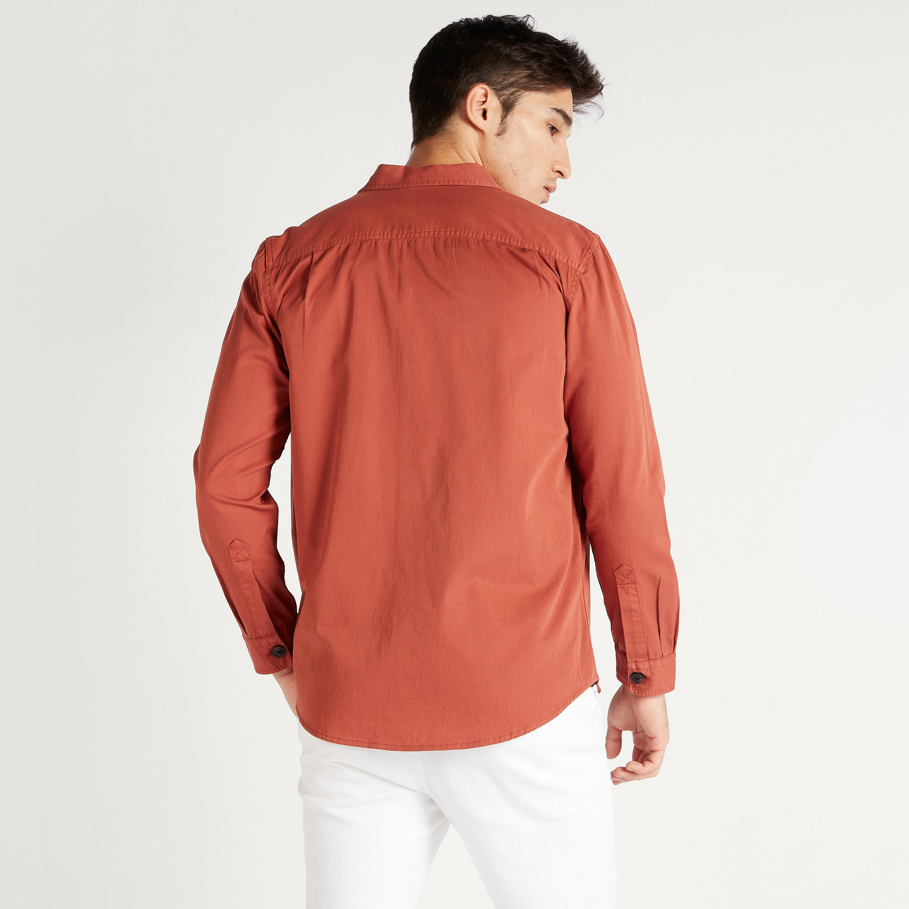 قميص سادة بأكمام طويلة وجيوب من لي كوبر-men-clothing-shirts-image-4