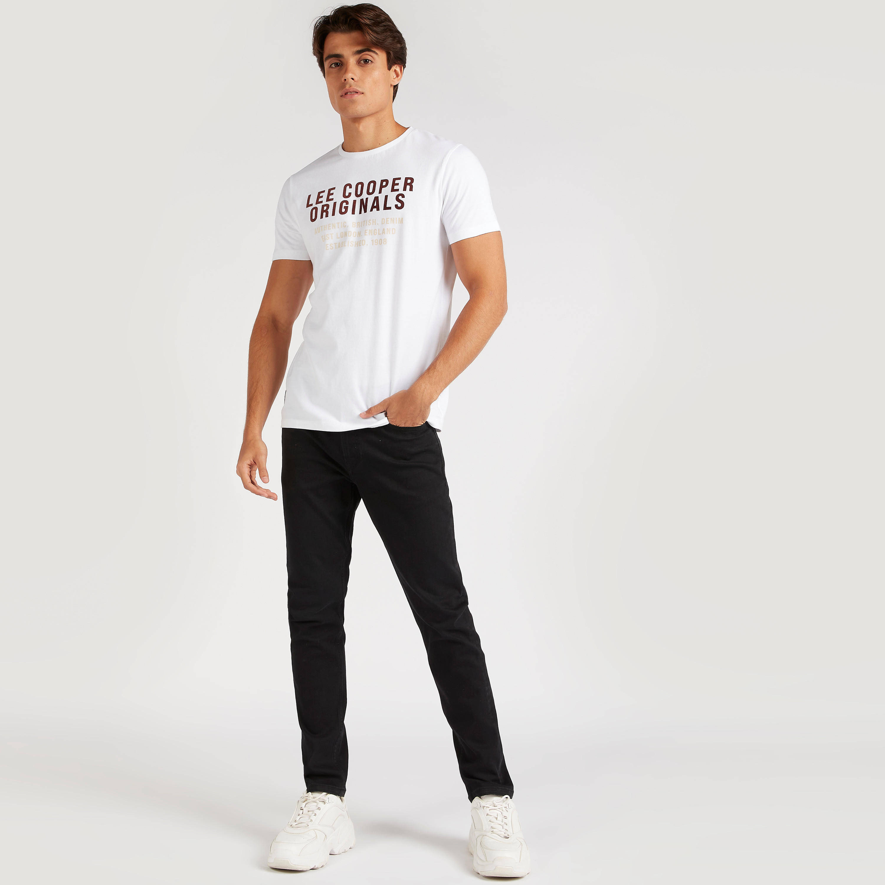 تيشيرت بأكمام قصيرة وياقة ضيقة وطبعات من لي كوبر-men-clothing-tshirtsandpolos-tshirts-image-2