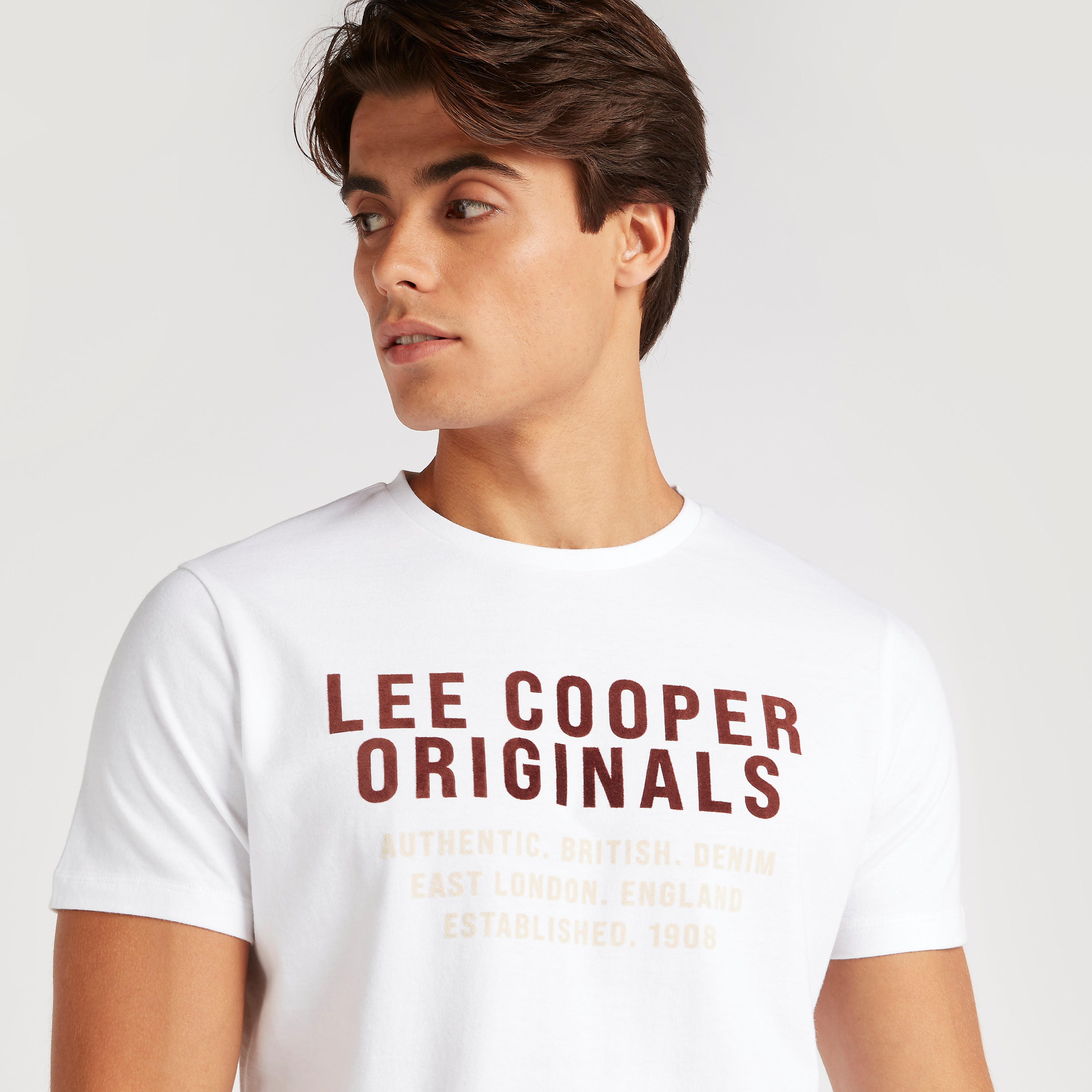 تيشيرت بأكمام قصيرة وياقة ضيقة وطبعات من لي كوبر-men-clothing-tshirtsandpolos-tshirts-image-3