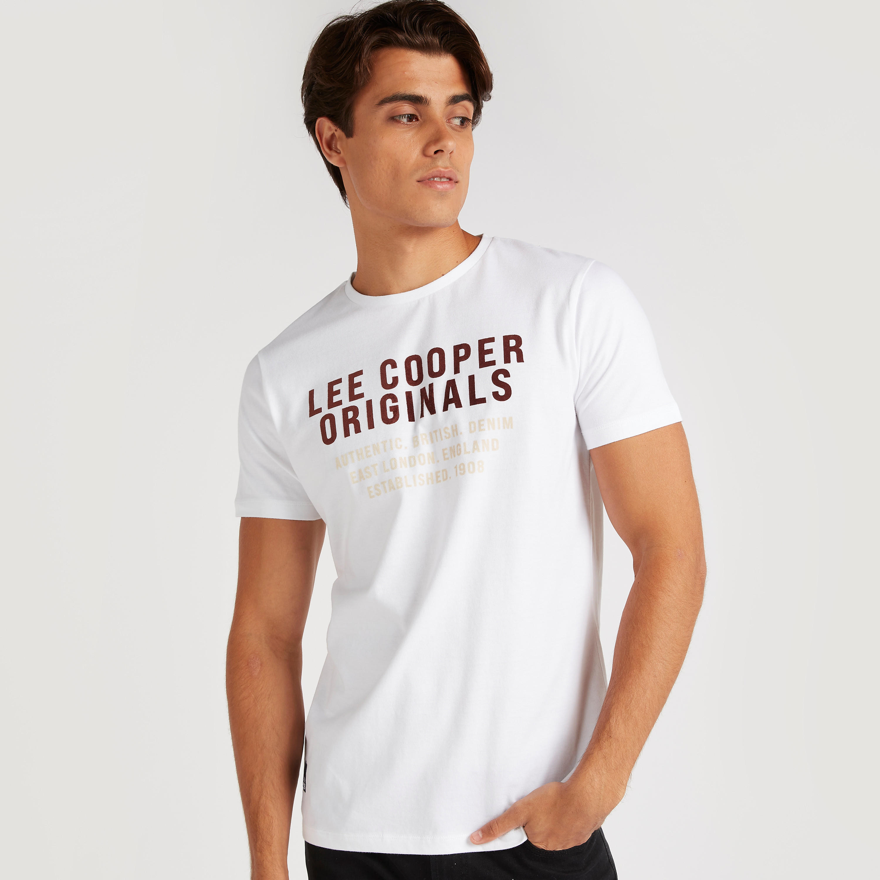 تيشيرت بأكمام قصيرة وياقة ضيقة وطبعات من لي كوبر-men-clothing-tshirtsandpolos-tshirts-image-5