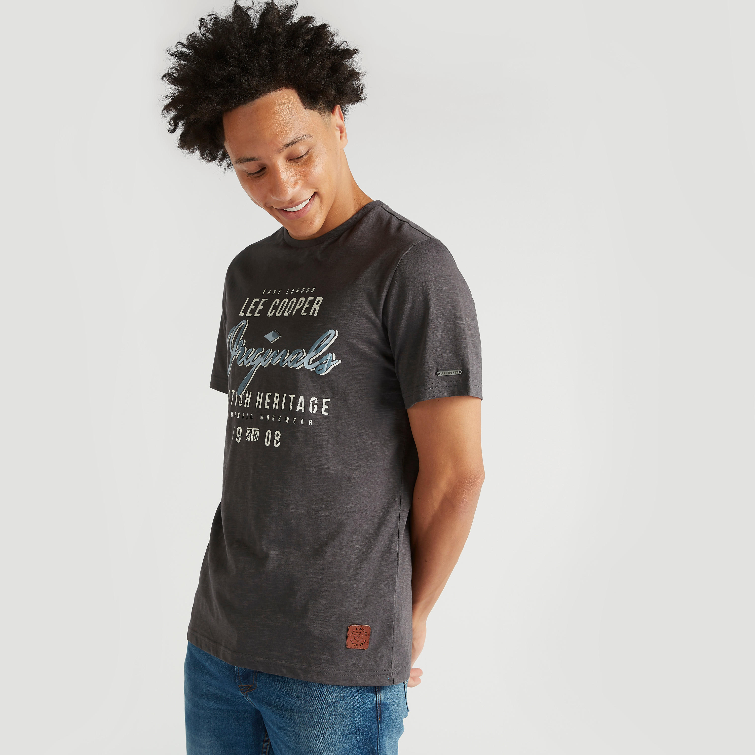 تيشيرت بطبعات وياقة ضيّقة وأكمام قصيرة من لي كوبر-men-clothing-tshirtsandpolos-tshirts-image-7