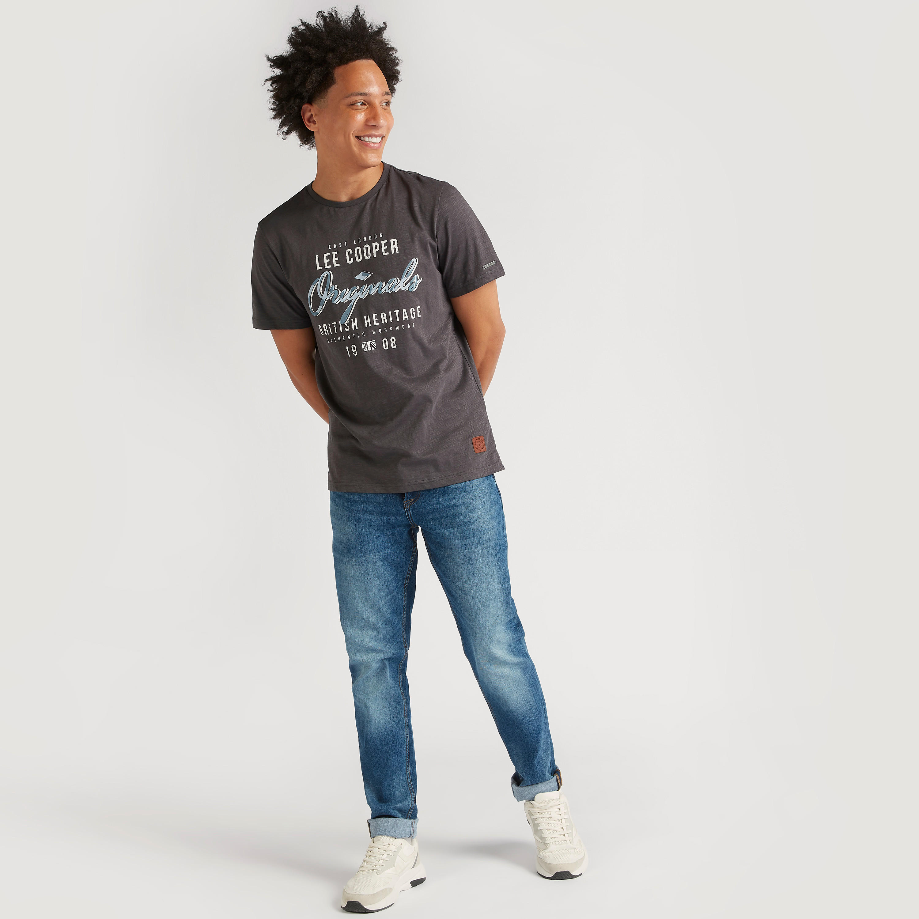 تيشيرت بطبعات وياقة ضيّقة وأكمام قصيرة من لي كوبر-men-clothing-tshirtsandpolos-tshirts-image-6
