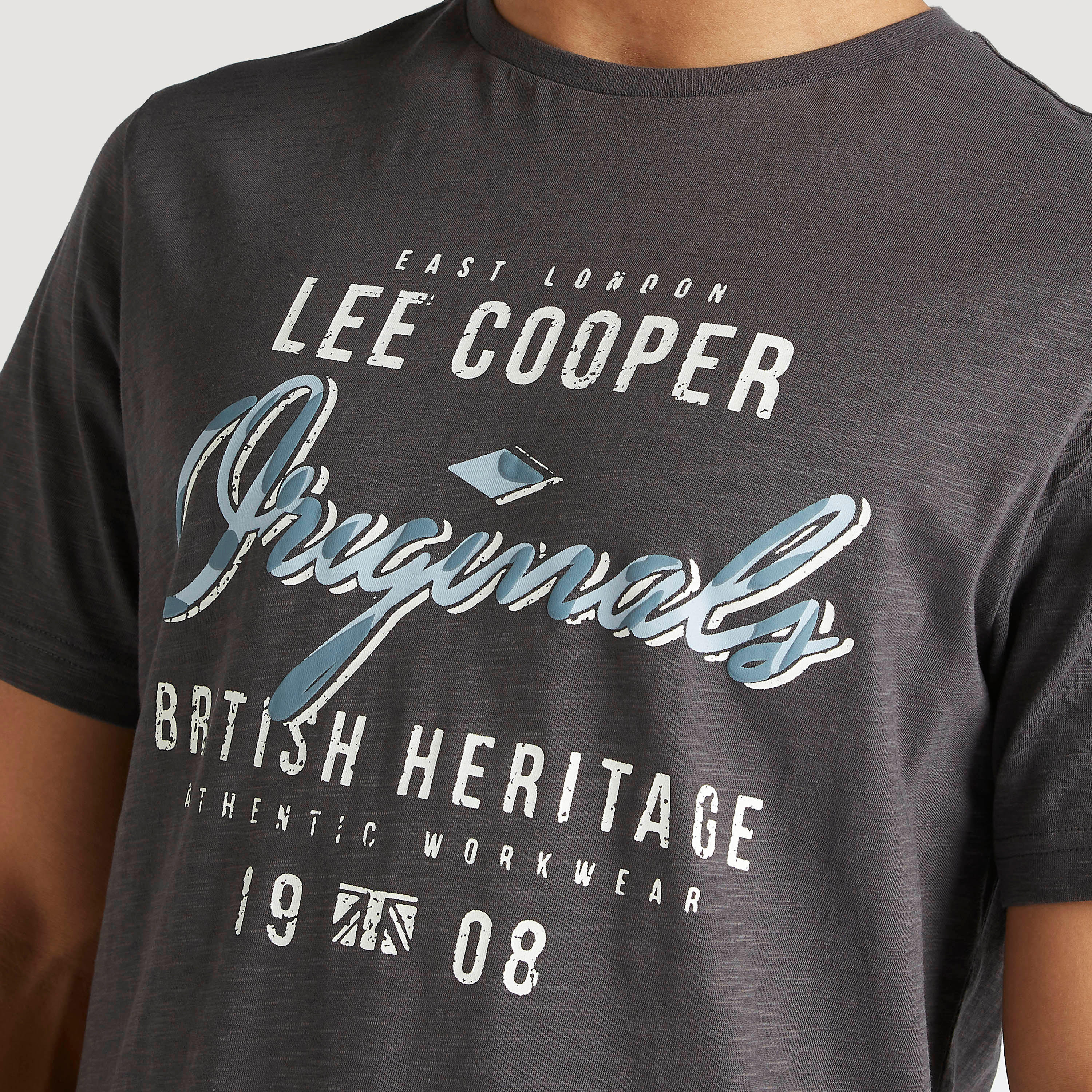 تيشيرت بطبعات وياقة ضيّقة وأكمام قصيرة من لي كوبر-men-clothing-tshirtsandpolos-tshirts-image-5