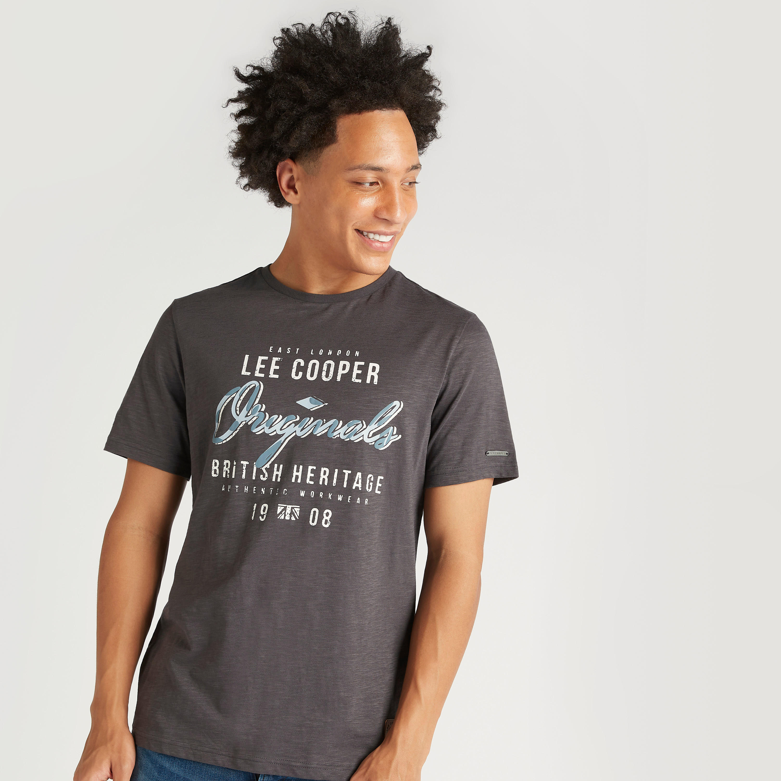 تيشيرت بطبعات وياقة ضيّقة وأكمام قصيرة من لي كوبر-men-clothing-tshirtsandpolos-tshirts-image-3