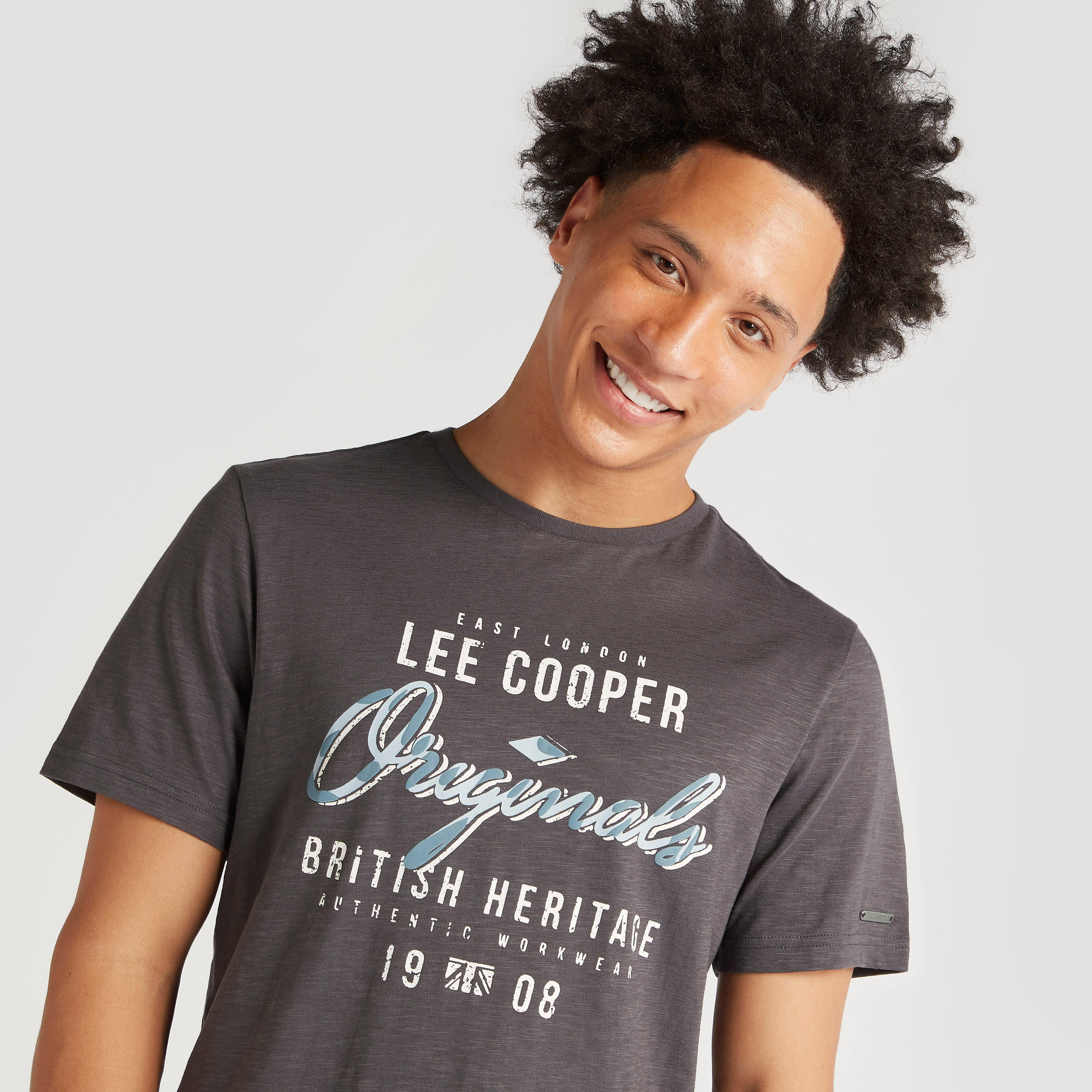 تيشيرت بطبعات وياقة ضيّقة وأكمام قصيرة من لي كوبر-men-clothing-tshirtsandpolos-tshirts-image-2