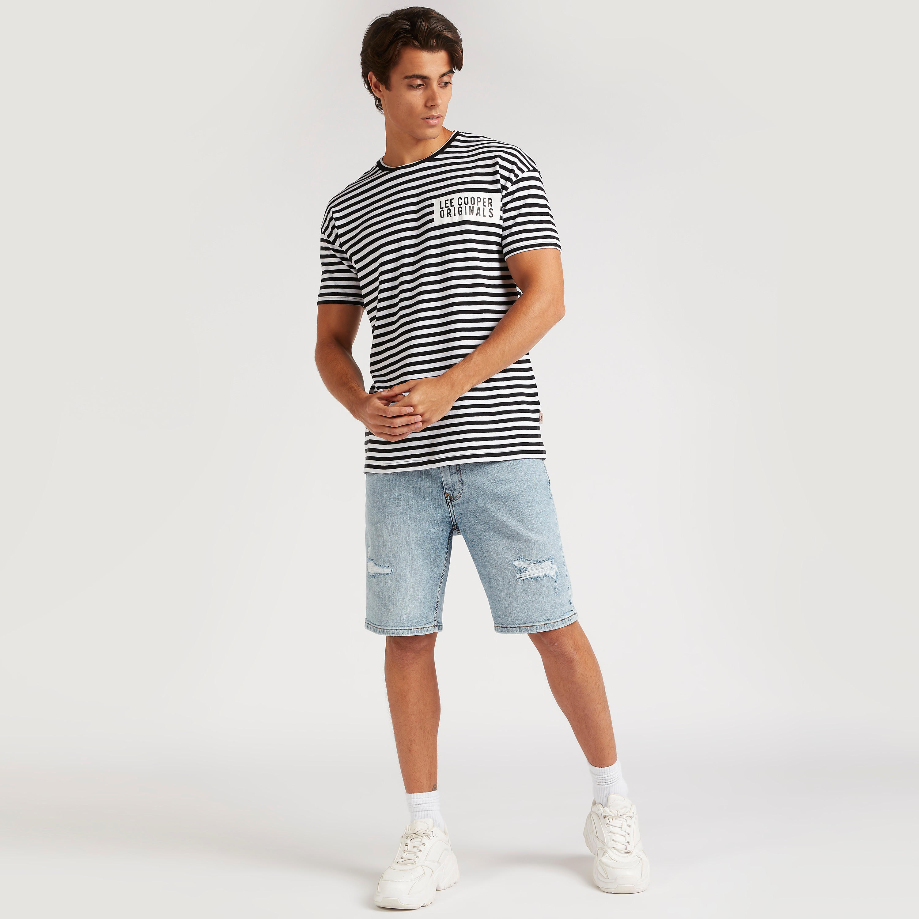 تيشيرت مقلّم بياقة ضيّقة وأكمام قصيرة من لي كوبر-men-clothing-tshirtsandpolos-tshirts-image-2