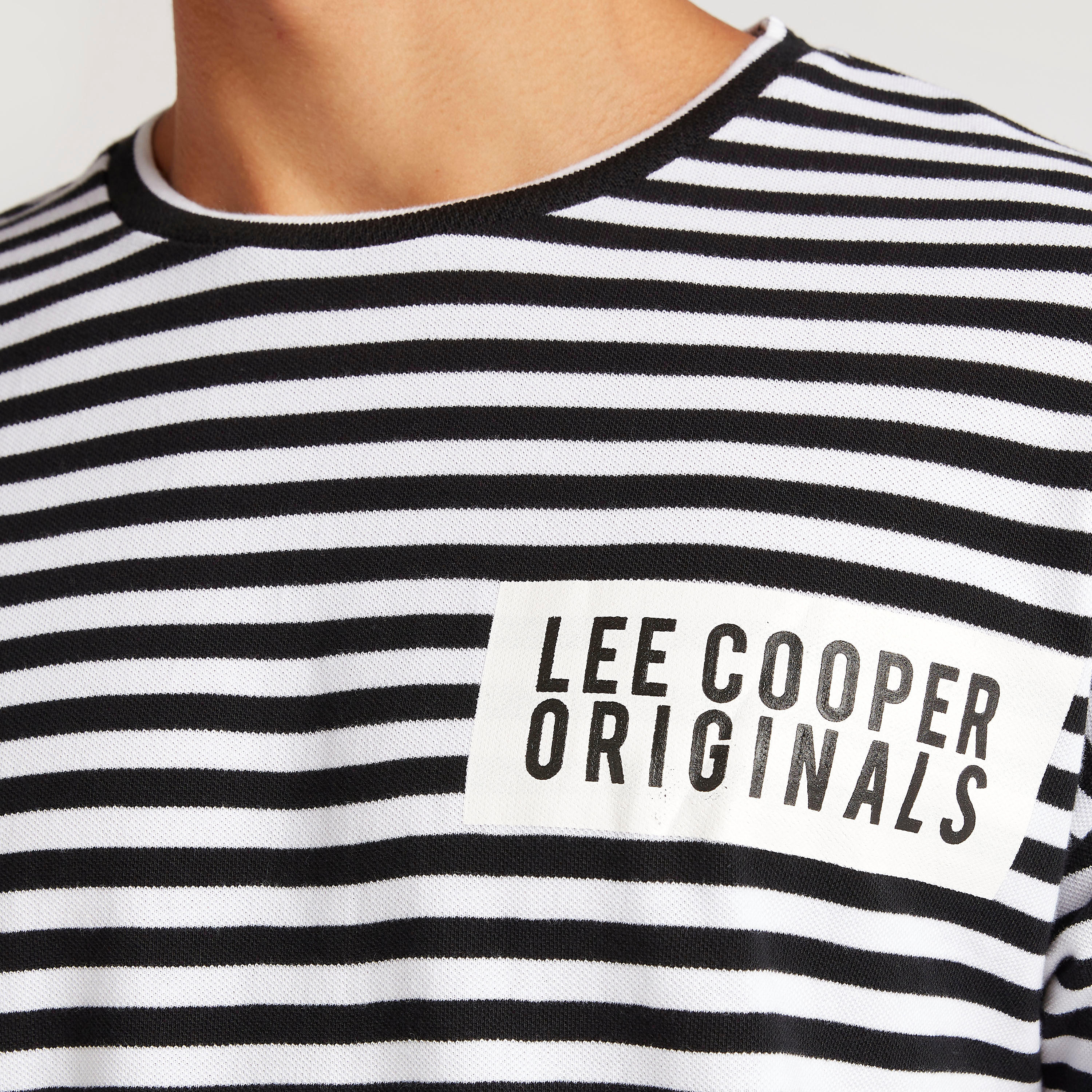 تيشيرت مقلّم بياقة ضيّقة وأكمام قصيرة من لي كوبر-men-clothing-tshirtsandpolos-tshirts-image-3
