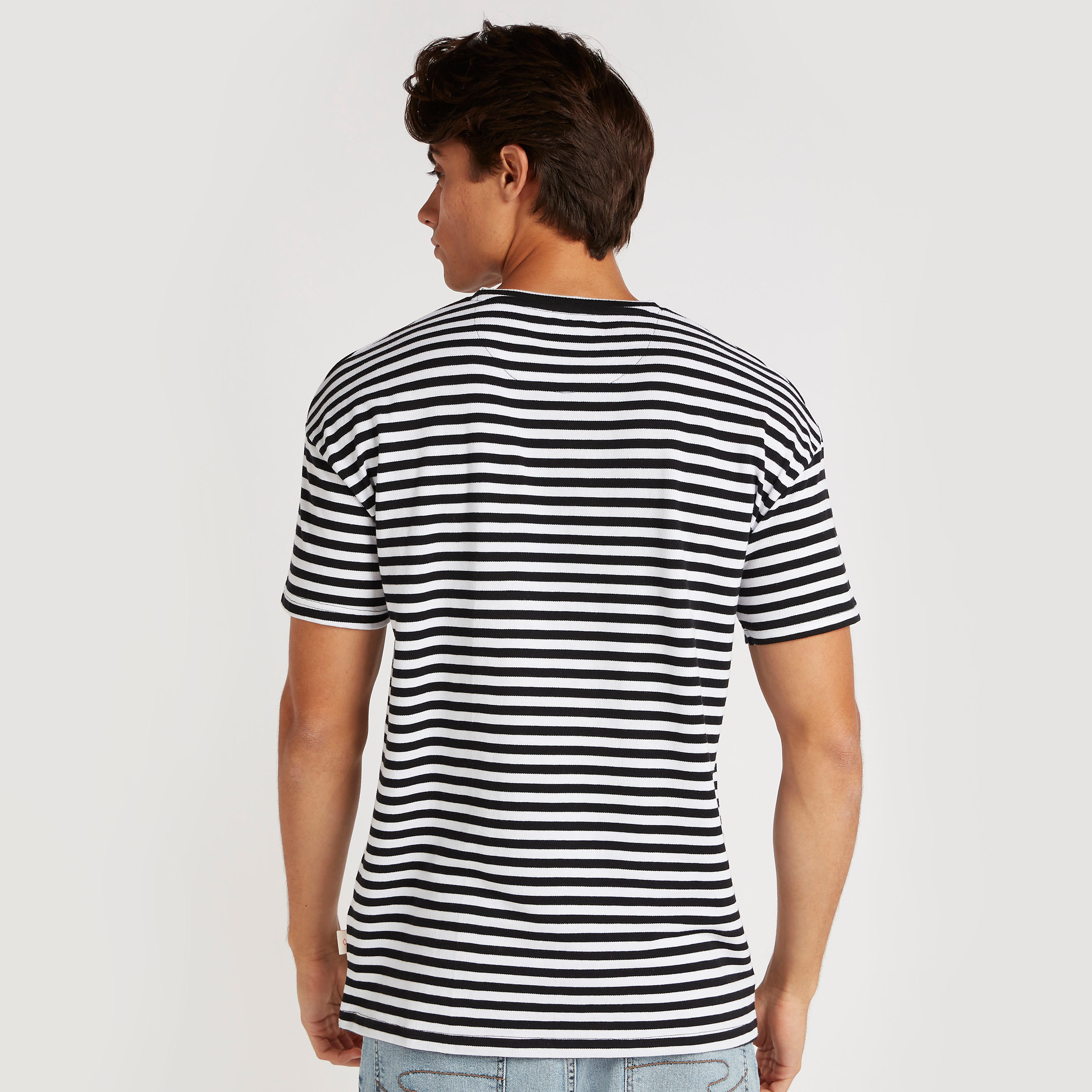 تيشيرت مقلّم بياقة ضيّقة وأكمام قصيرة من لي كوبر-men-clothing-tshirtsandpolos-tshirts-image-4