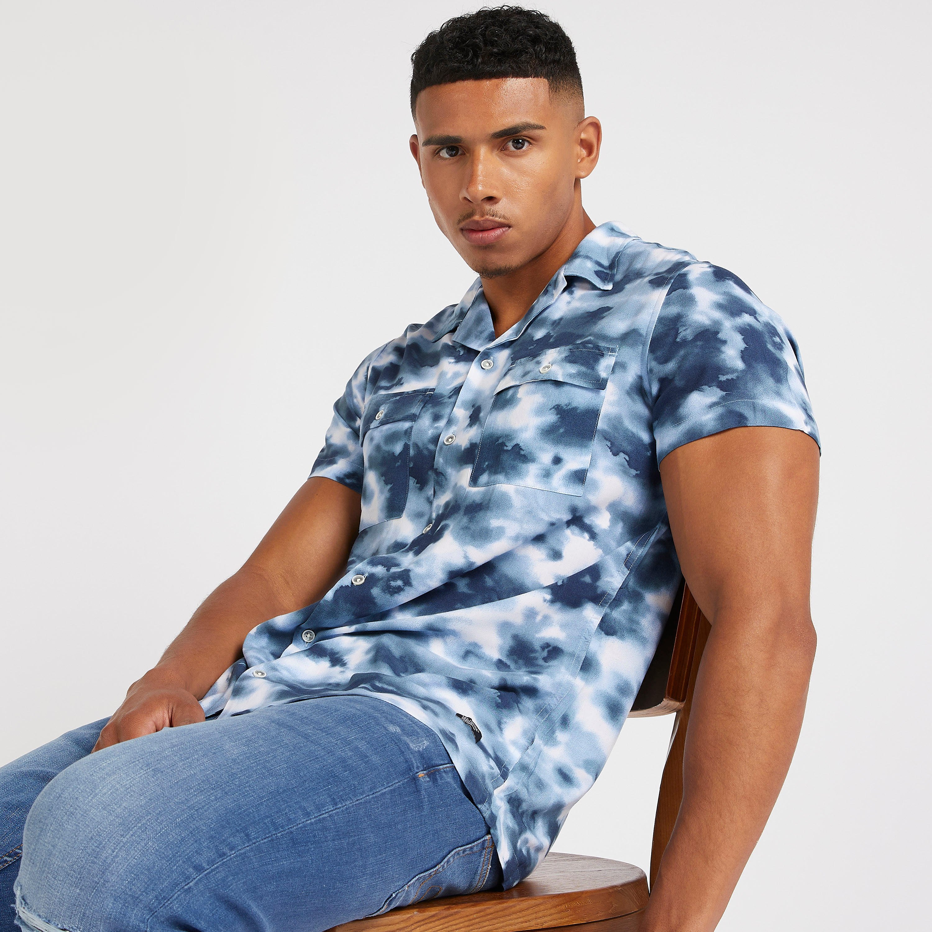 تيشيرت بأكمام قصيرة وطبعات مصبوغة-men-clothing-shirts-image-1