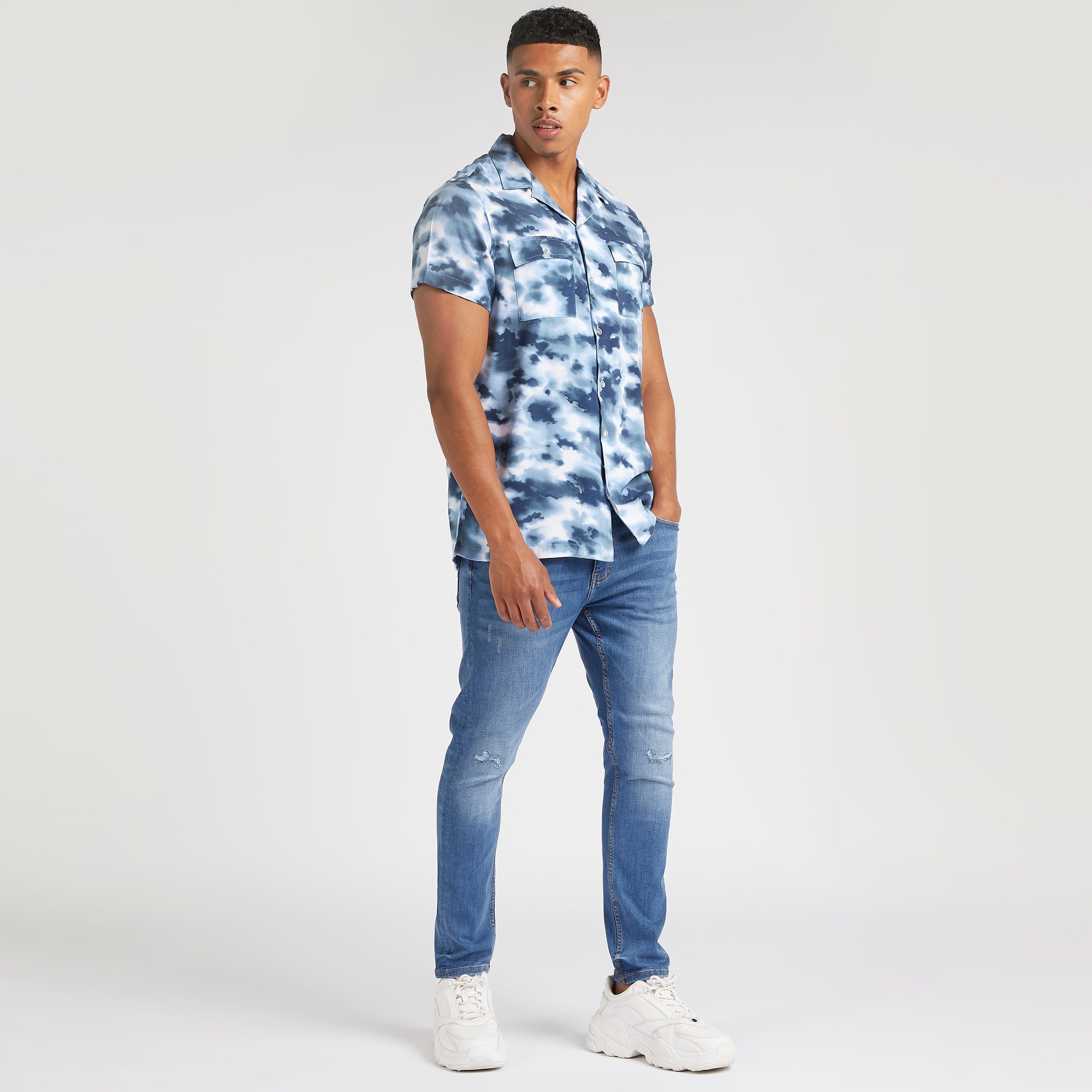 تيشيرت بأكمام قصيرة وطبعات مصبوغة-men-clothing-shirts-image-2