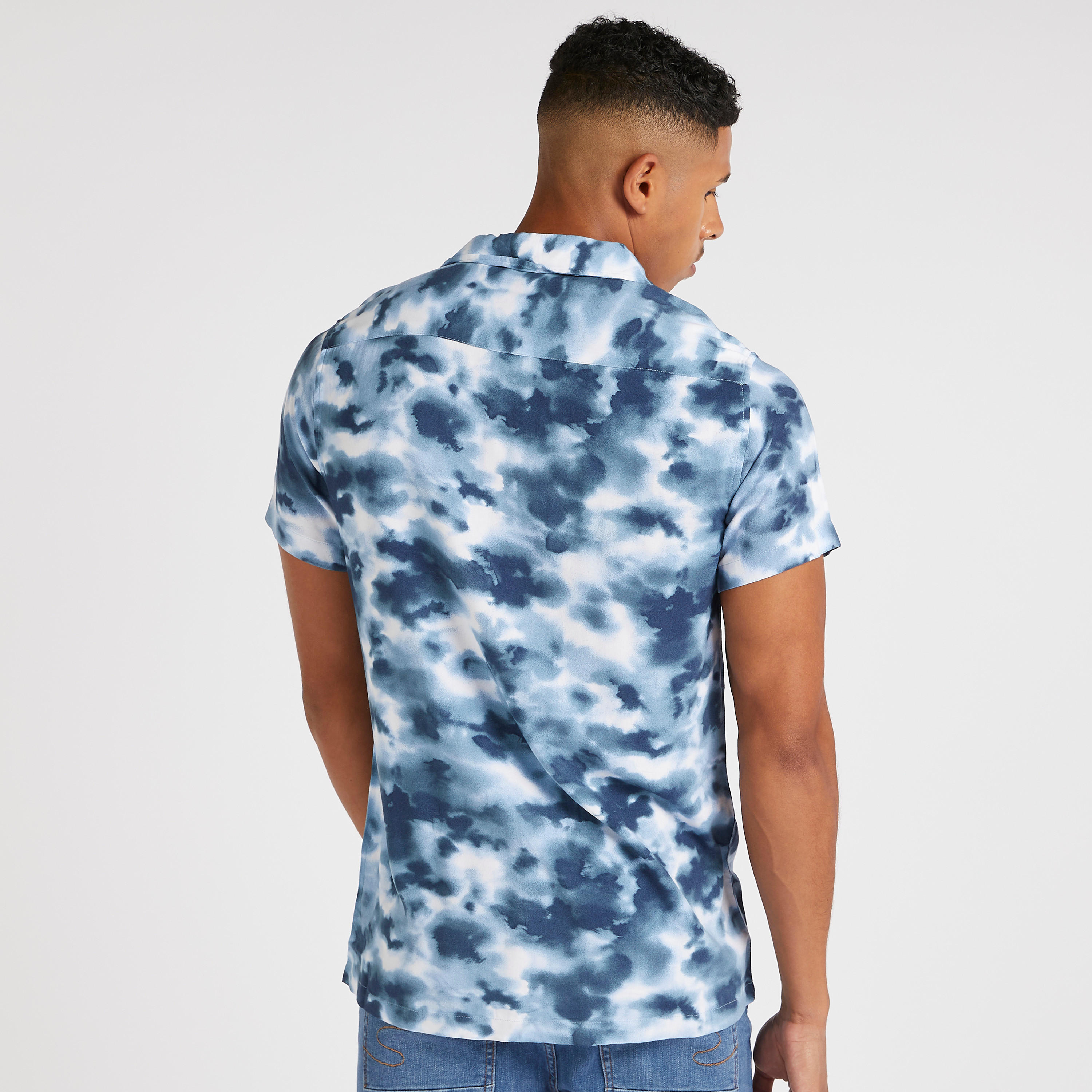 تيشيرت بأكمام قصيرة وطبعات مصبوغة-men-clothing-shirts-image-4