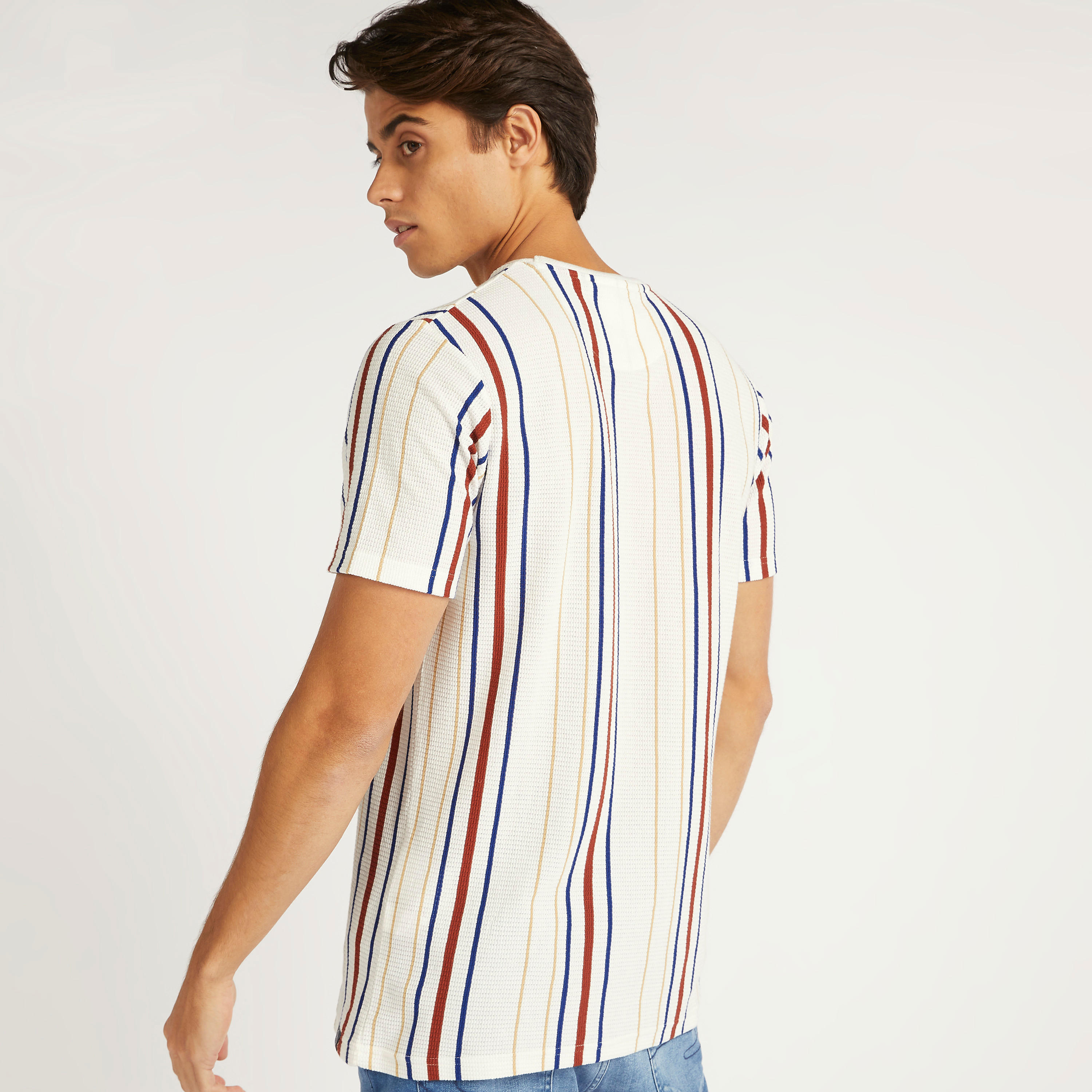 تيشيرت مخطّط بياقة ضيّقة وأكمام قصيرة من لي كوبر-men-clothing-tshirtsandpolos-tshirts-image-4