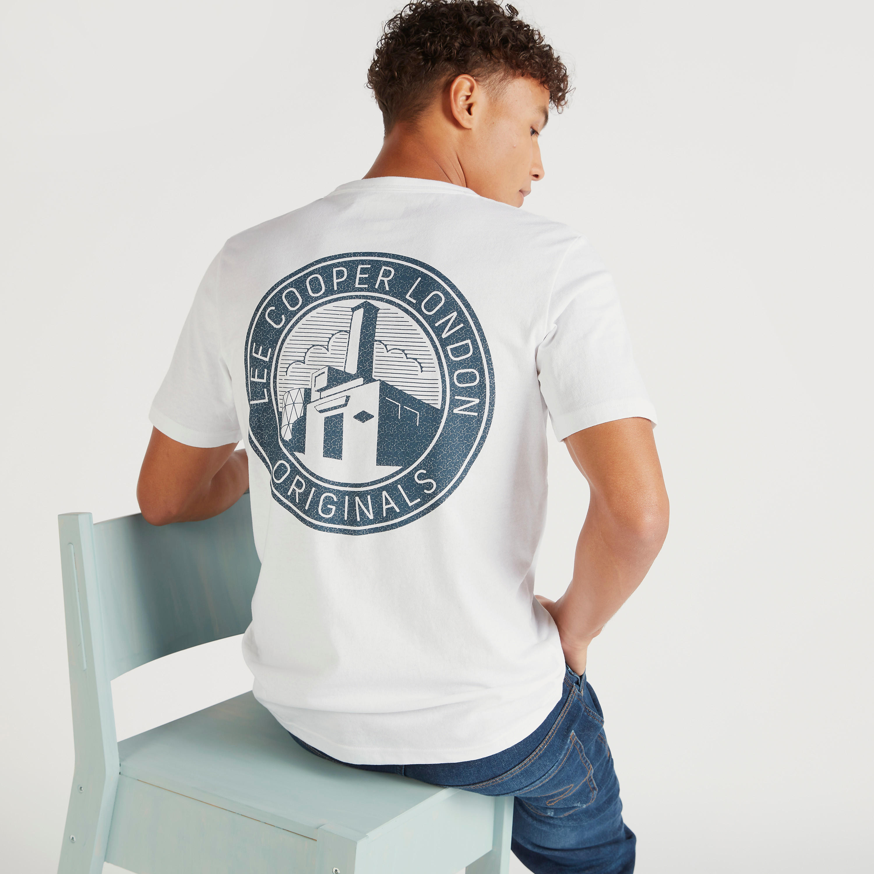 تيشيرت بطبعات وياقة ضيّقة وأكمام قصيرة من لي كوبر-men-clothing-tshirtsandpolos-tshirts-image-2